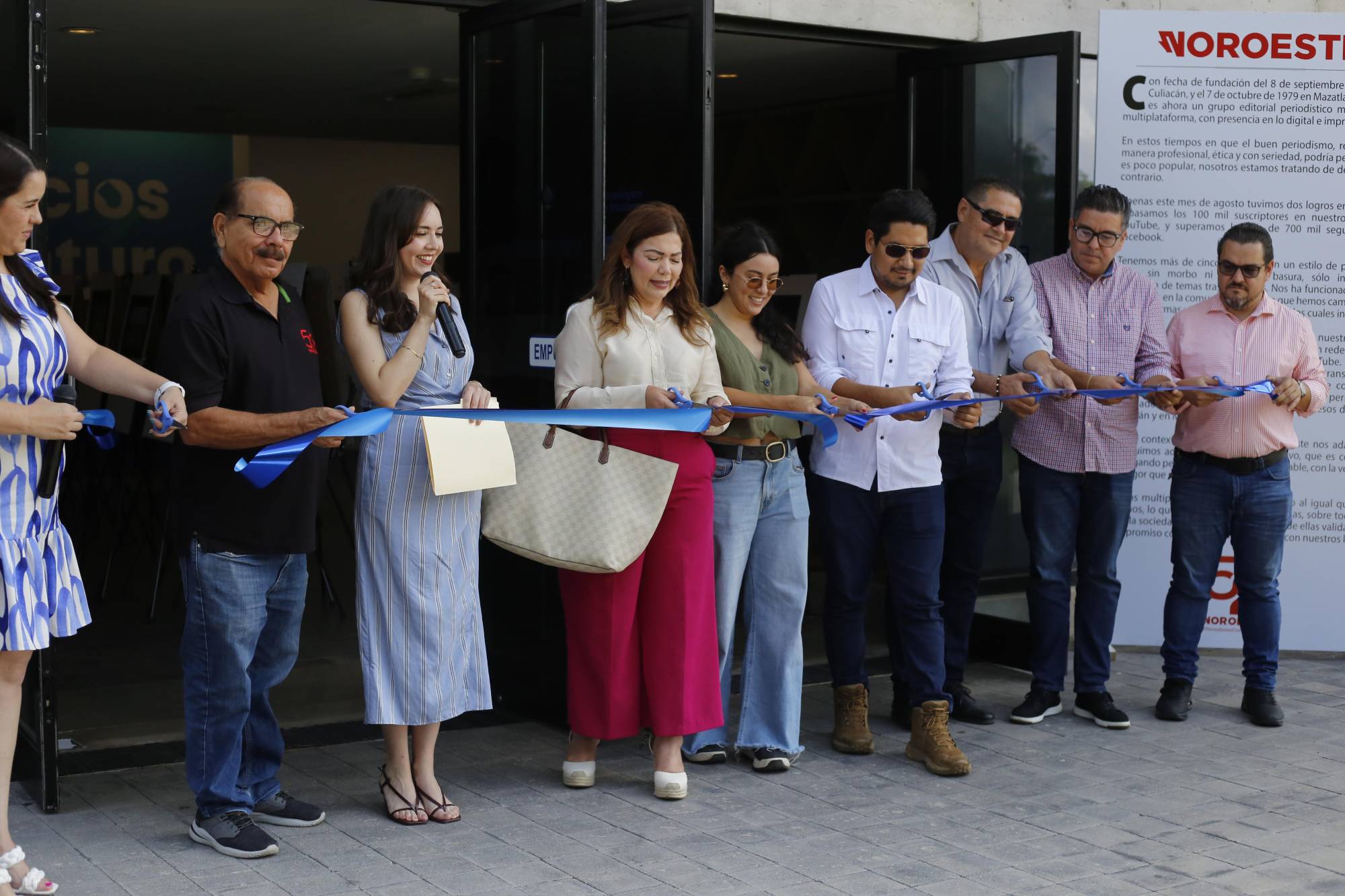 $!Autoridades del Tec de Monterrey, directivos y fotógrafos de Noroeste durante el corte de listón.