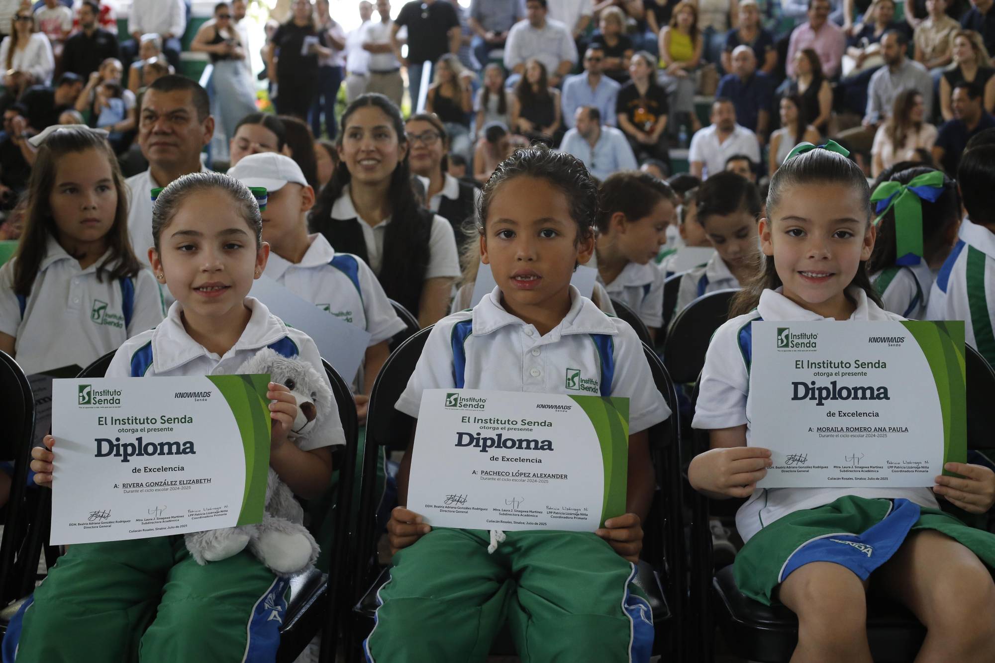 $!Elizabeth Rivera, Alexander Pacheco y Ana Paula Moraila recibieron su diploma de excelencia.