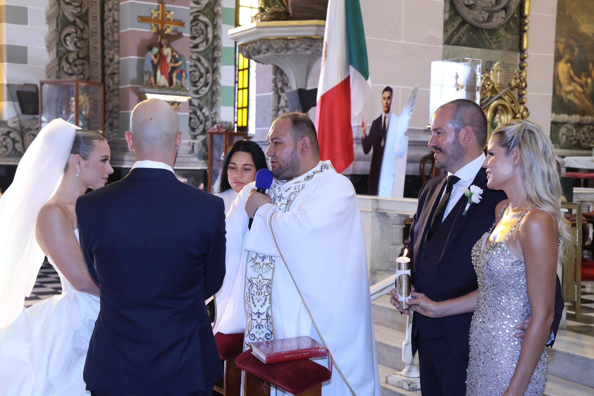 $!Natalia García de Velarde y Ricardo Velarde acompañan a los novios como padrinos de velación.