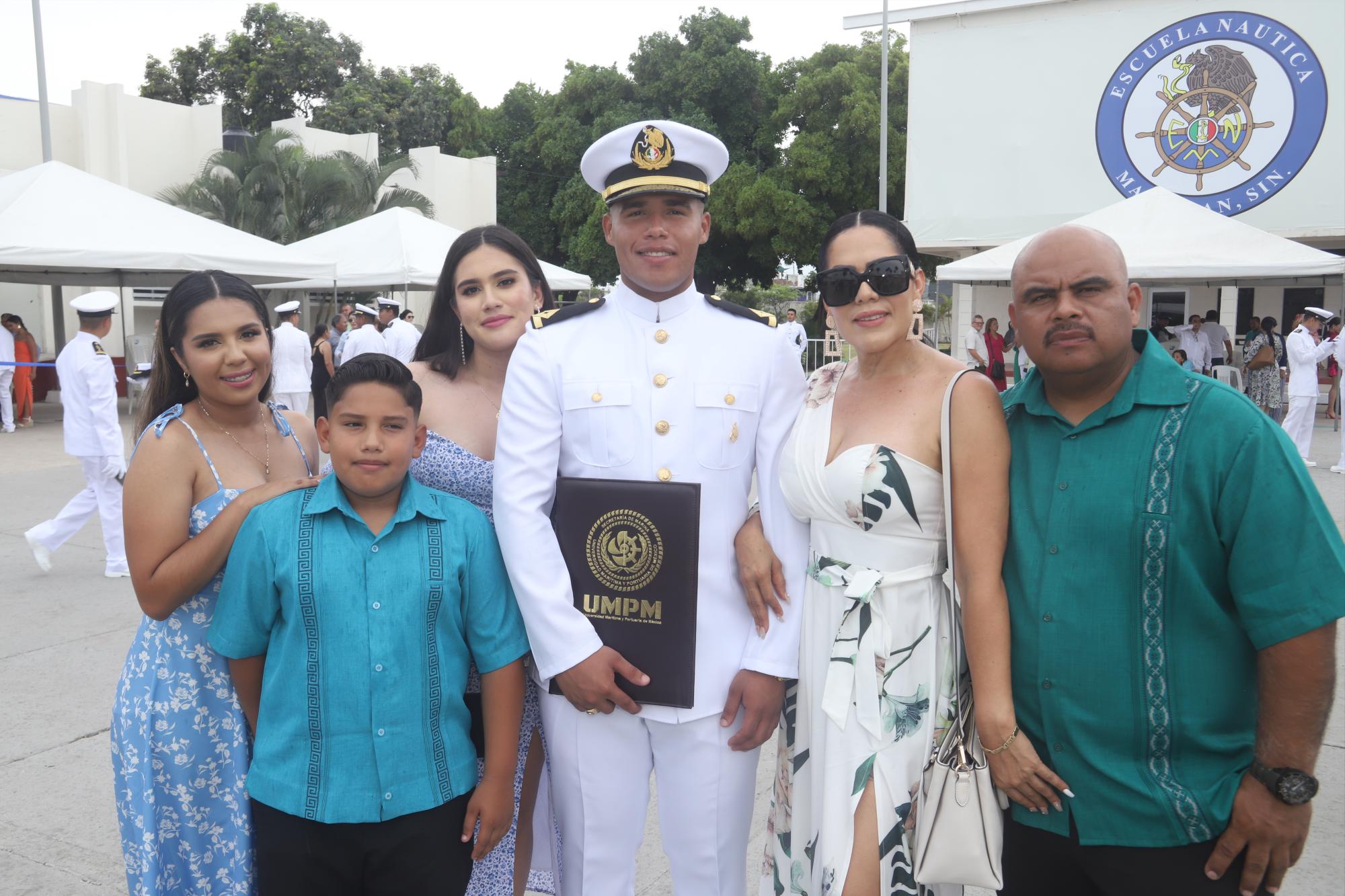 $!Manuel Arellano Tirado entre sus hermanos, Yissel, Antony y Kimberly, y sus papás, Yadira Tirado y Manuel Arellano.