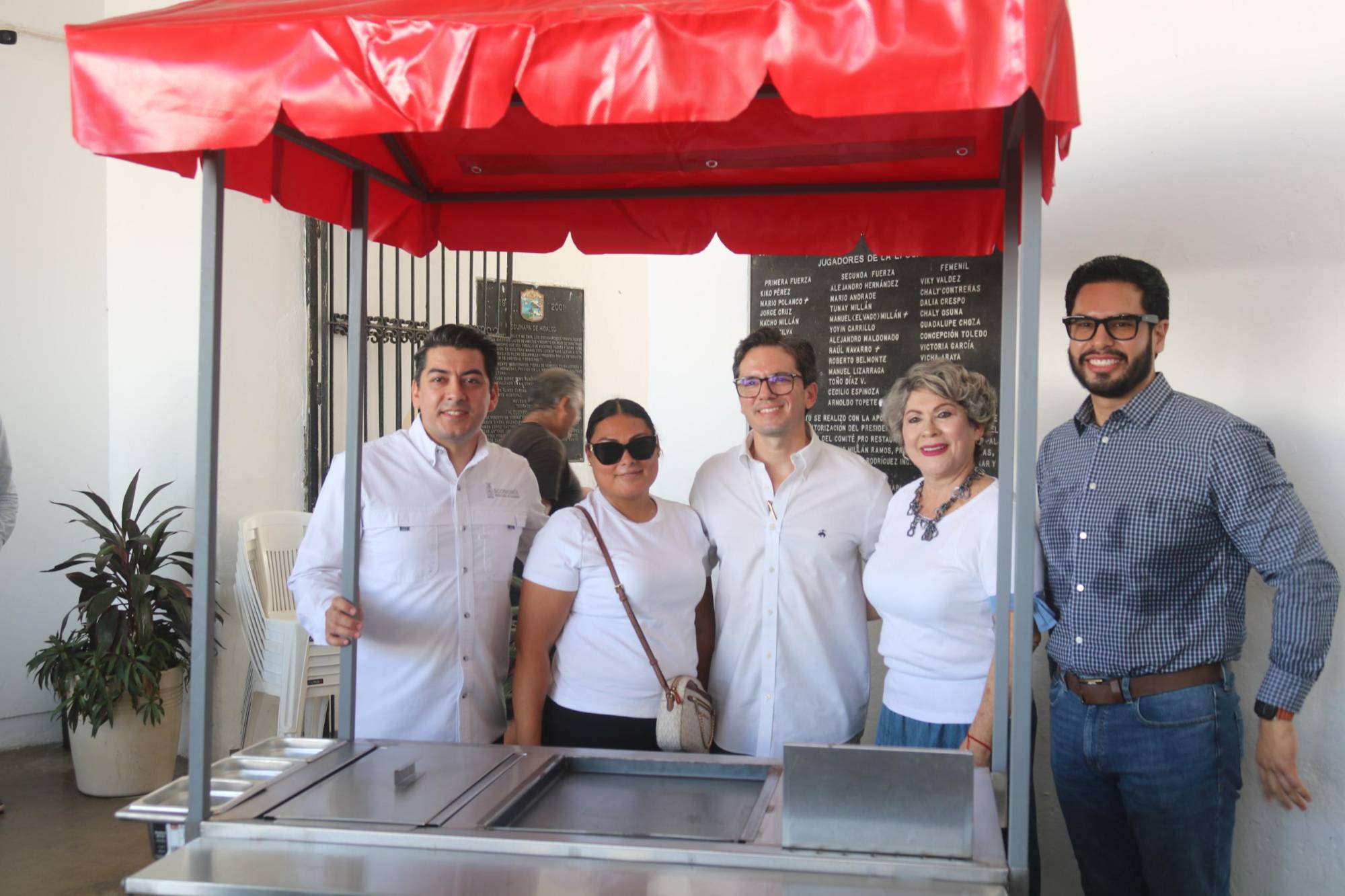 $!Entregan equipos productivos a emprendedores en Escuinapa