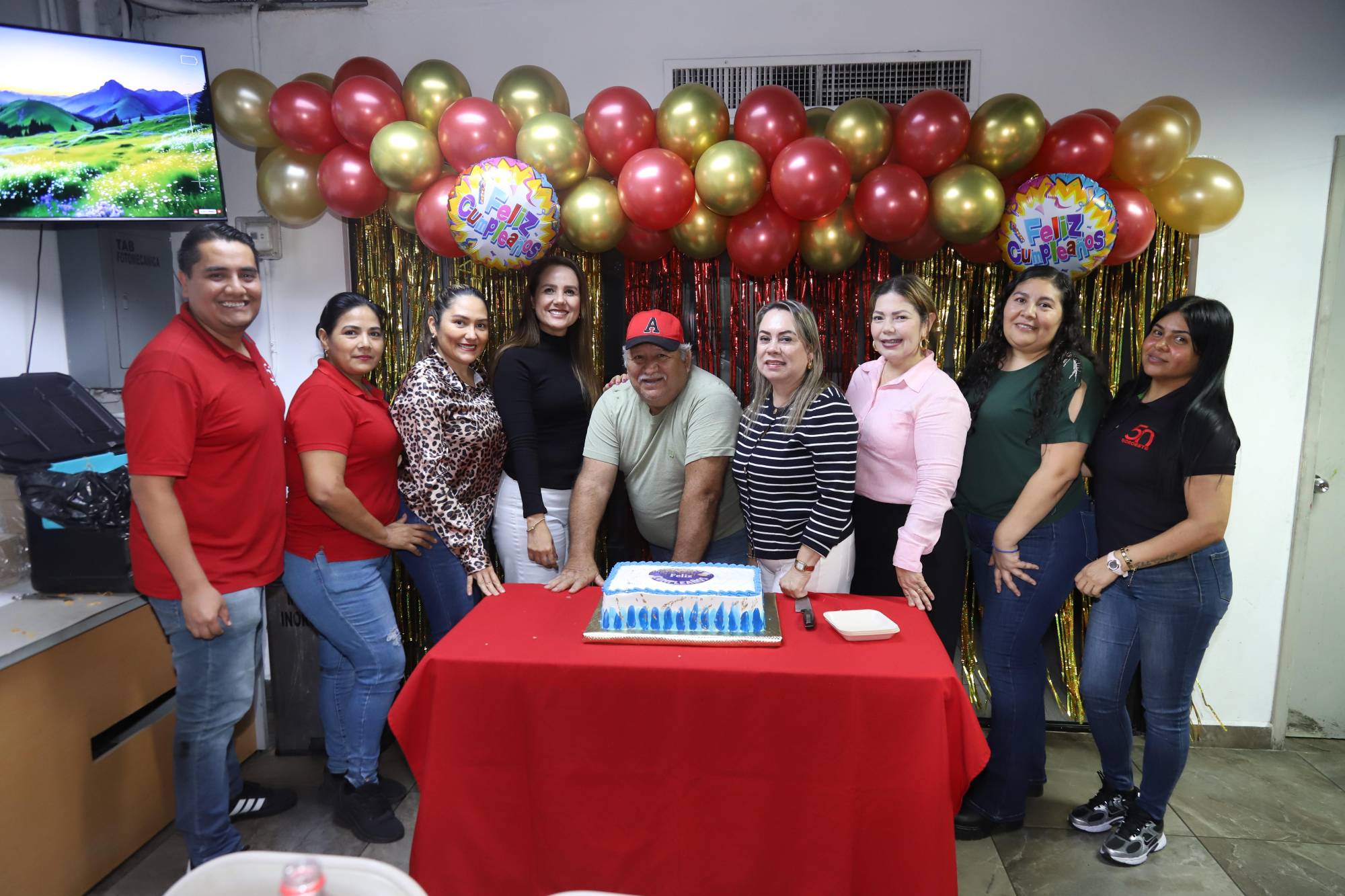 $!Arnulfo entre Eric Conde, Olga Solís, Lupita Páez, Adriana Marrujo, Elva Aguirre, Elizabeth Peraza, Amanda Aragón y Araceli Solano.