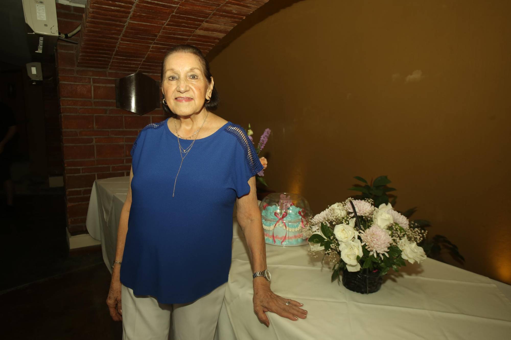 $!Graciela Toledo, feliz durante la celebración de su cumpleaños número 95.