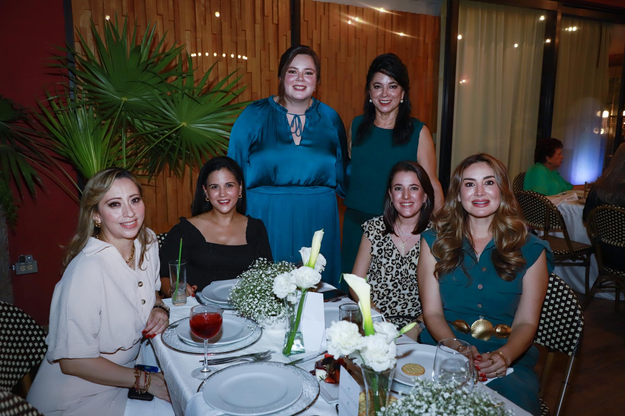 $!La festejada con su mamá y sus invitadas Mariana Romero, Ilsa Cárdenas, Olga Lucía Uzárraga y Carolina Covarrubias.