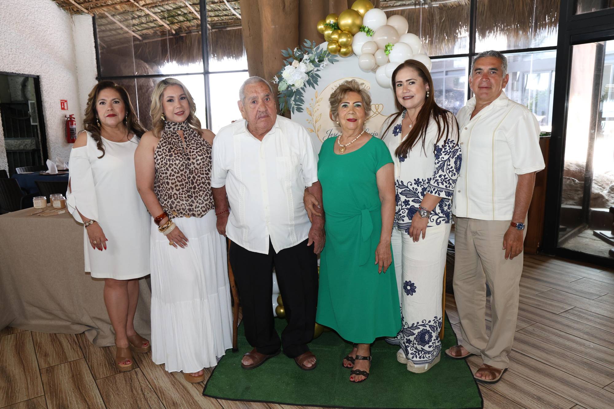 $!Lucy Calleros de Soto y José Luis Soto entre sus hijos, Rocío, Adriana, Karina y José Cruz.