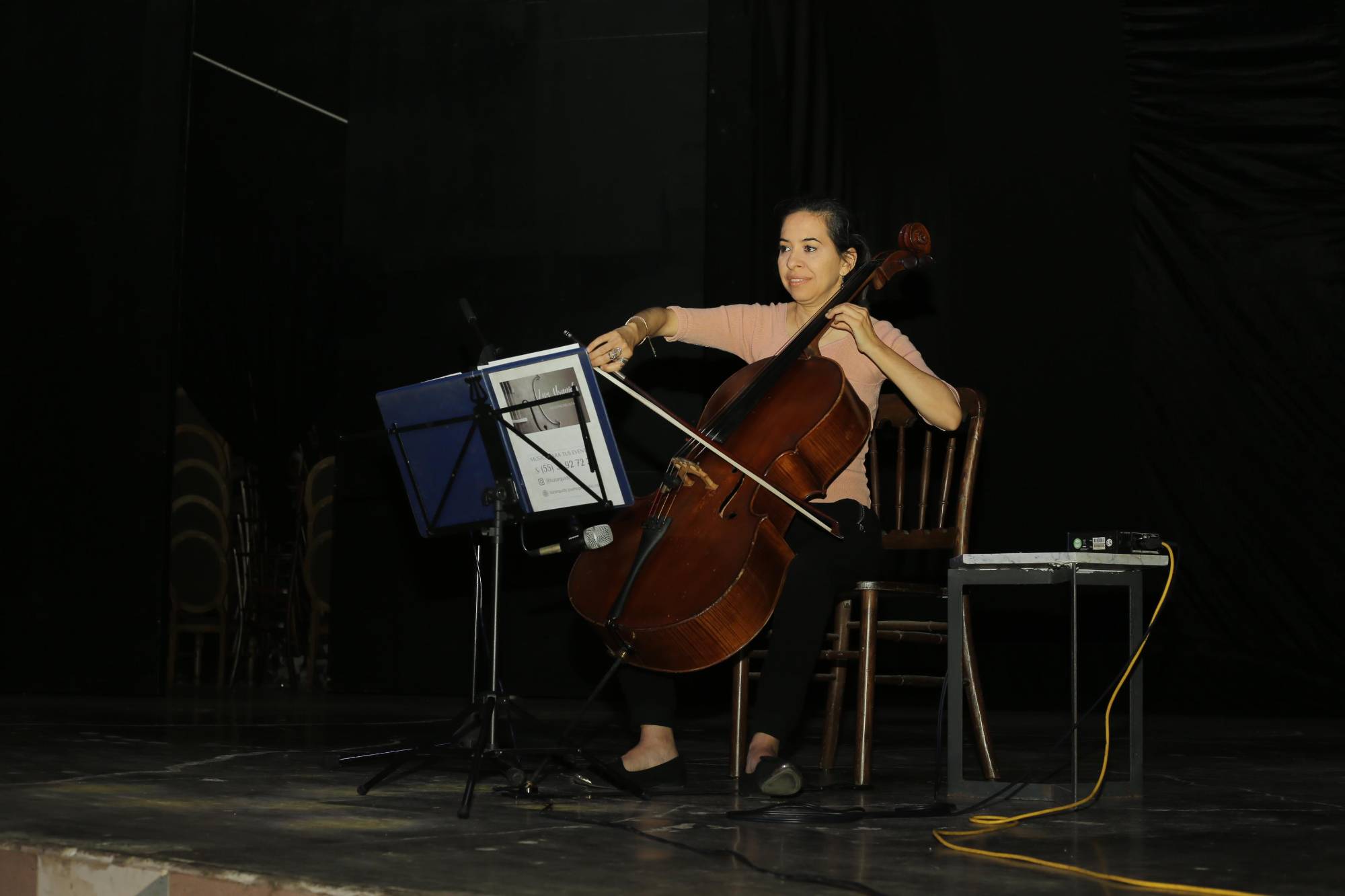 $!Luz Urquidi nos deleito con las bellas notas de su violonchelo.