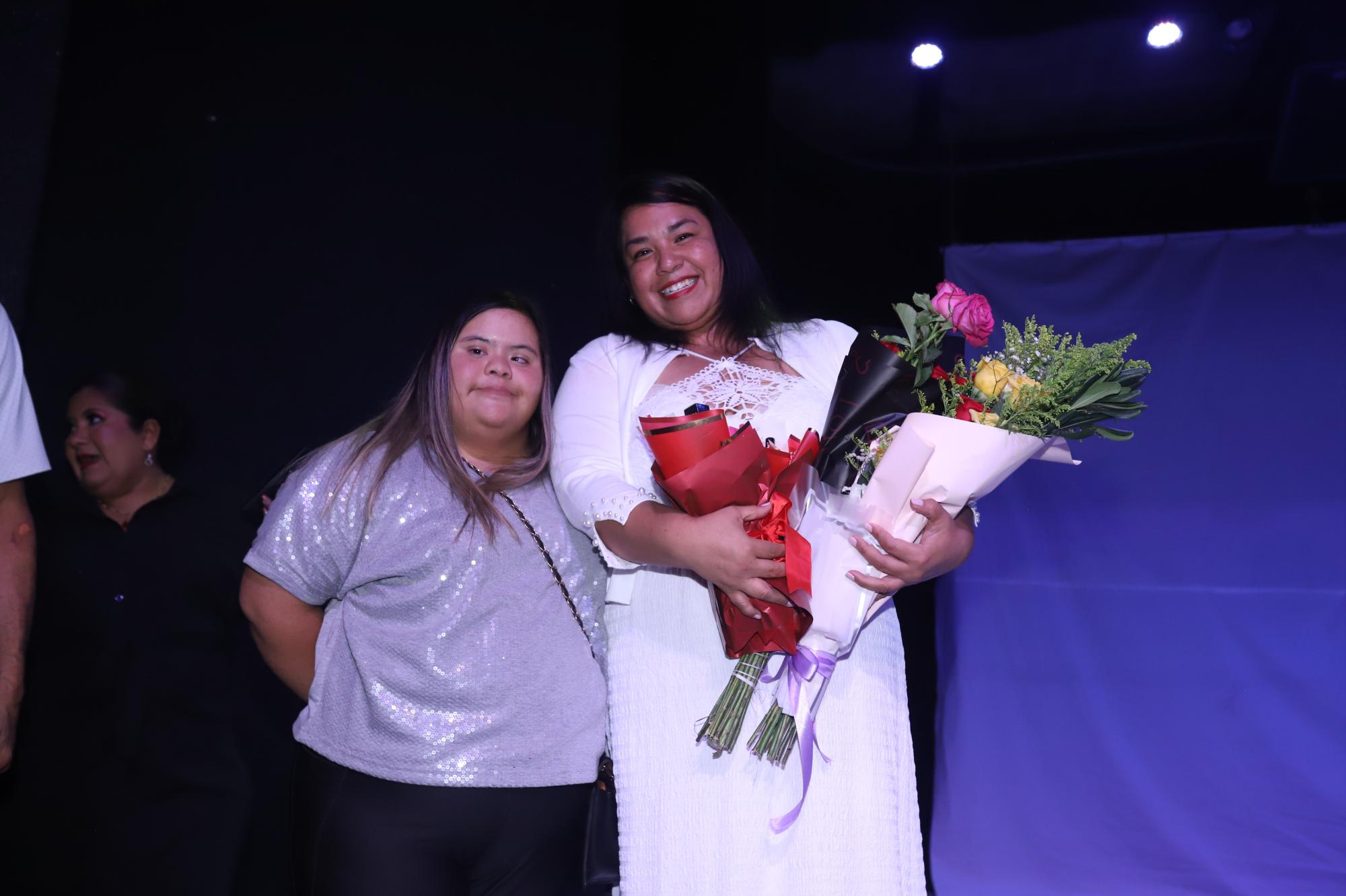 $!Areli Lizárraga hizo entrega de un ramo de flores a la homenajeada.