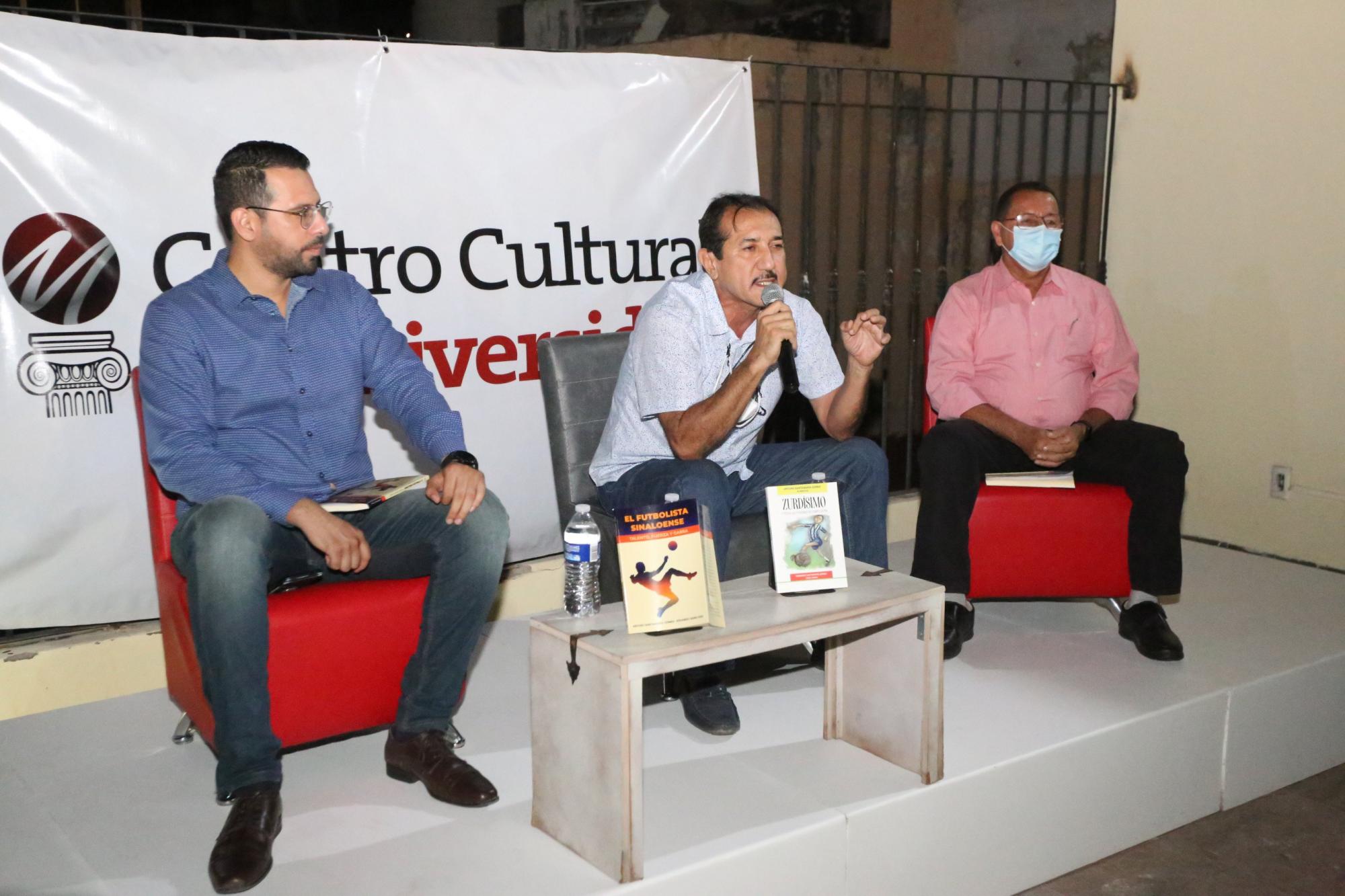 $!Ernesto Vázquez, Raúl Enciso y Jorge Daniel Pagola fueron los encargados de explicar una pequeña reseña del libro en la velada.