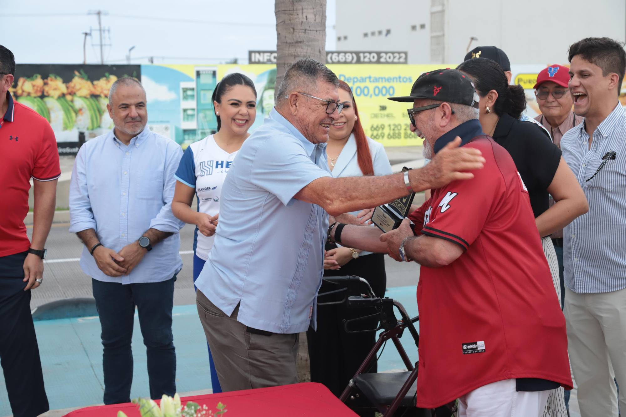 $!Carlos “Chaflán” López recibe su reconocimiento de manos de José Antonio Toledo Ortiz.