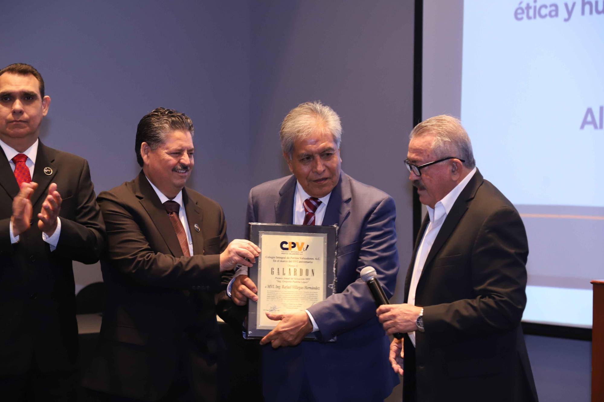 $!José Simón García Tirado y Óscar Soto Valle, entregan el Galardón Premio Anual de Valuación 2025 “Ingeniero Gregorio Padilla López” a Rafael Villegas Hernández.