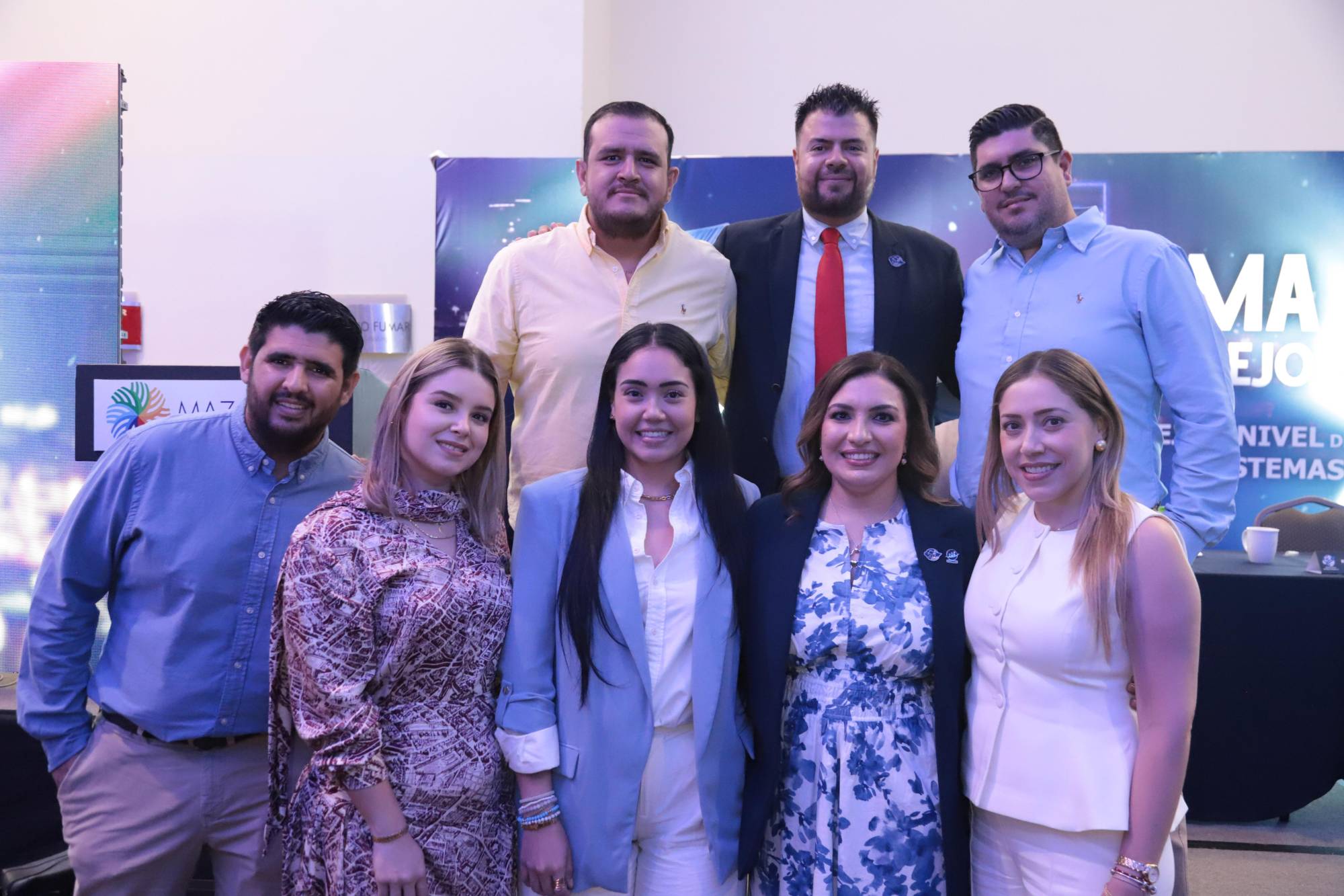 $!Cindy Tirado entre algunos de sus amigos y socios.