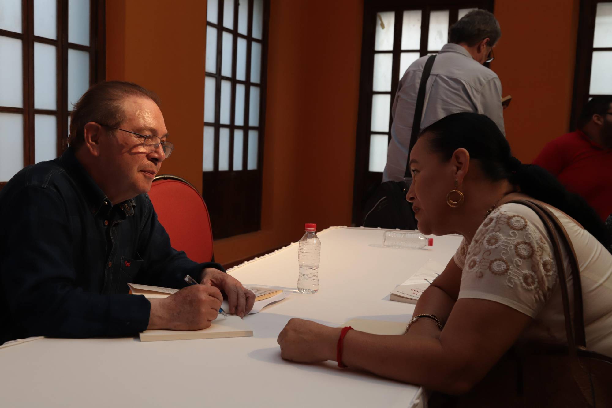 $!Al final el autor Juan Eduardo Martínez Leyva realizó la firma de algunos libros a los presentes.