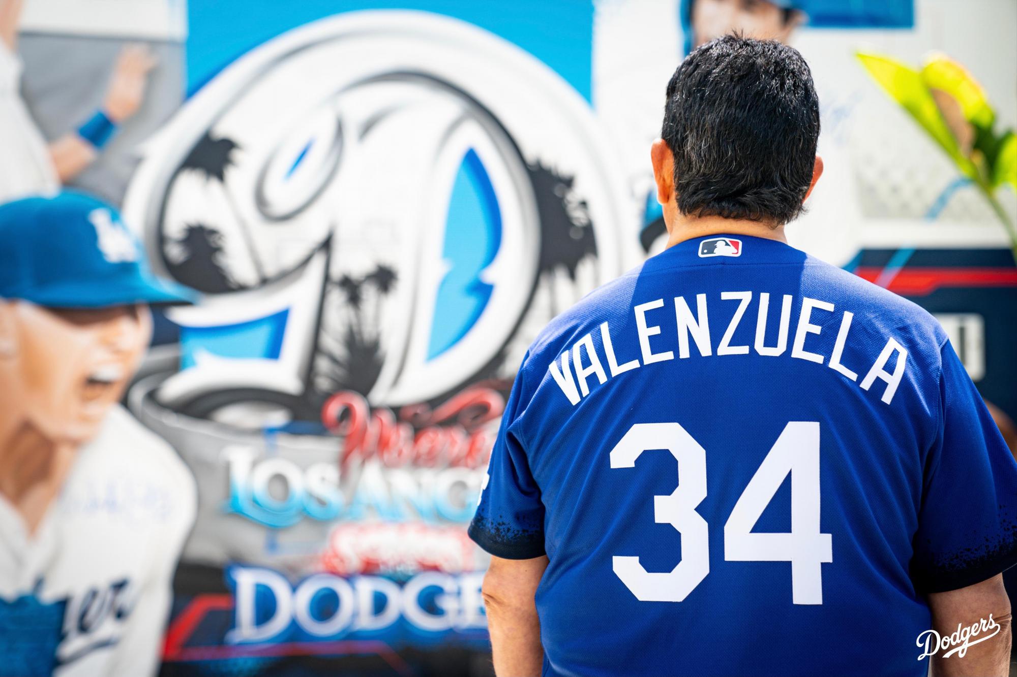 $!Julio Urías y Fernando Valenzuela modelan uniforme City Connect de Dodgers