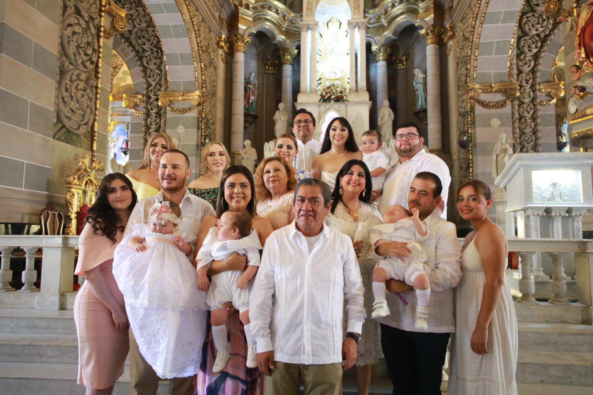 $!Los cuatrillizos entre sus respectivos padrinos.