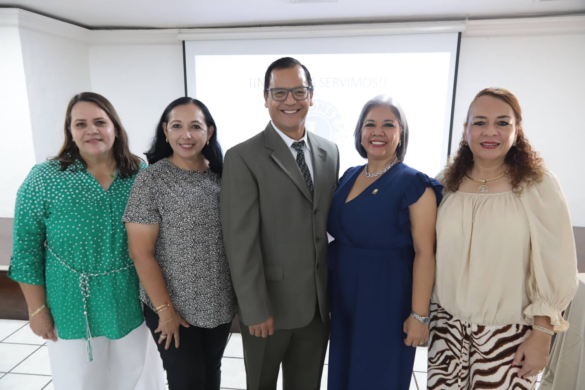 $!El nuevo dirigente entre Laura Morales, Liliana Ruiz, Consuelo Aguayo de Estrada y Lolys Rubio.