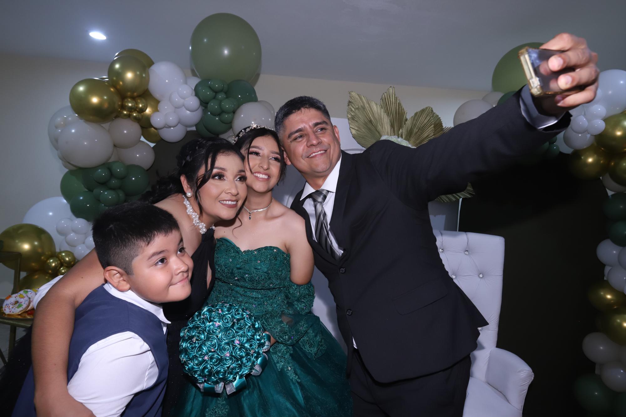 $!Los Zúñiga Chiquete se toman una selfie.