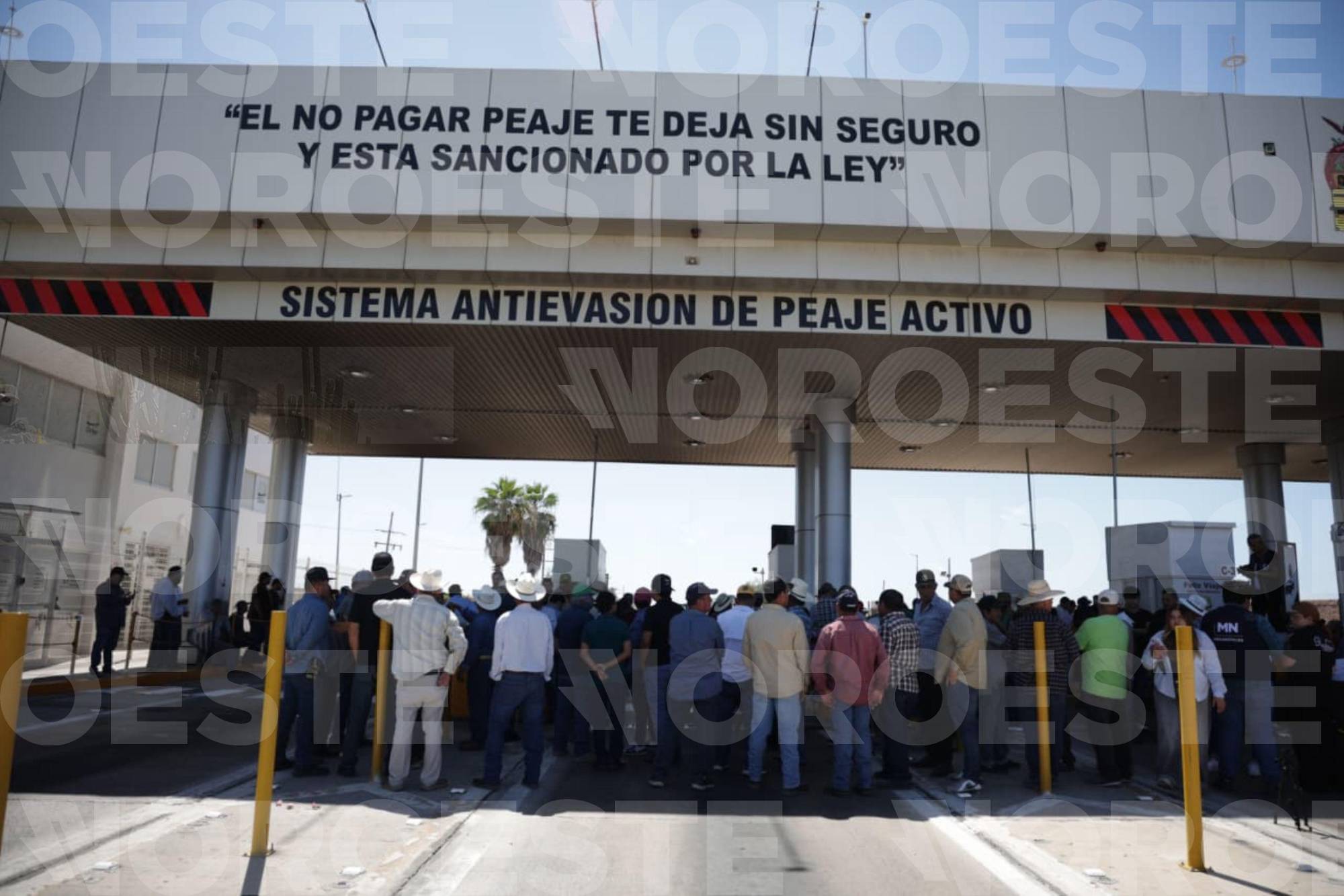 $!Productores toman casetas y liberan peaje en cuatro municipios de Sinaloa