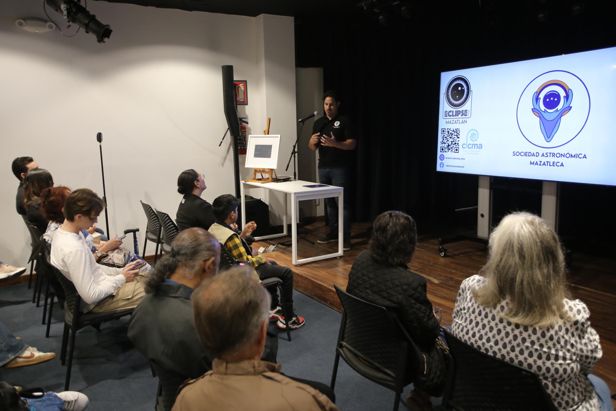 $!El fotógrafo profesional y quién es también miembro de la Sociedad Astronómica Mazatleca, explicó cada una de las imágenes proyectadas.