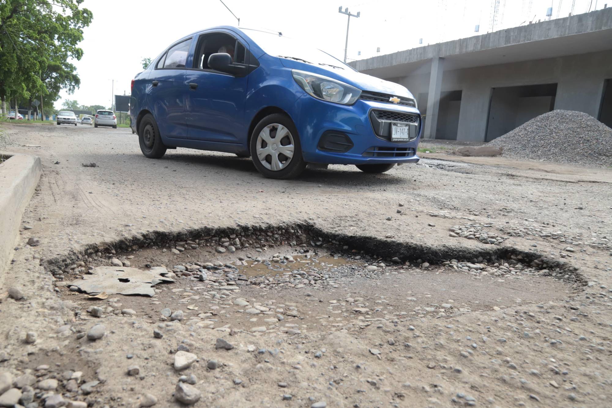 $!Por lluvias, brotan ‘cráteres’ en la avenida Manuel J. Clouthier, en Mazatlán
