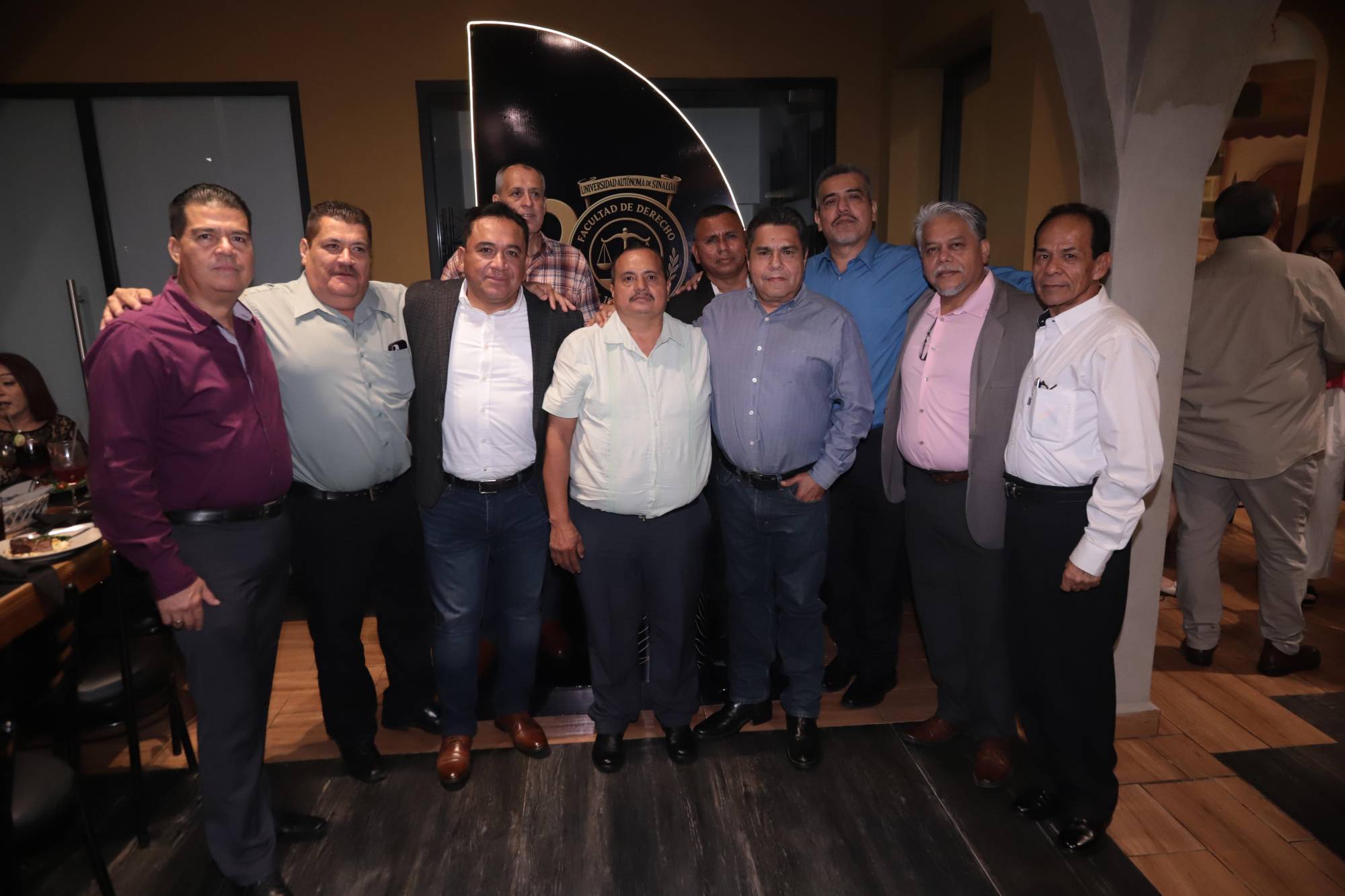 $!Aabogados se toman la fotografía del recuerdo.