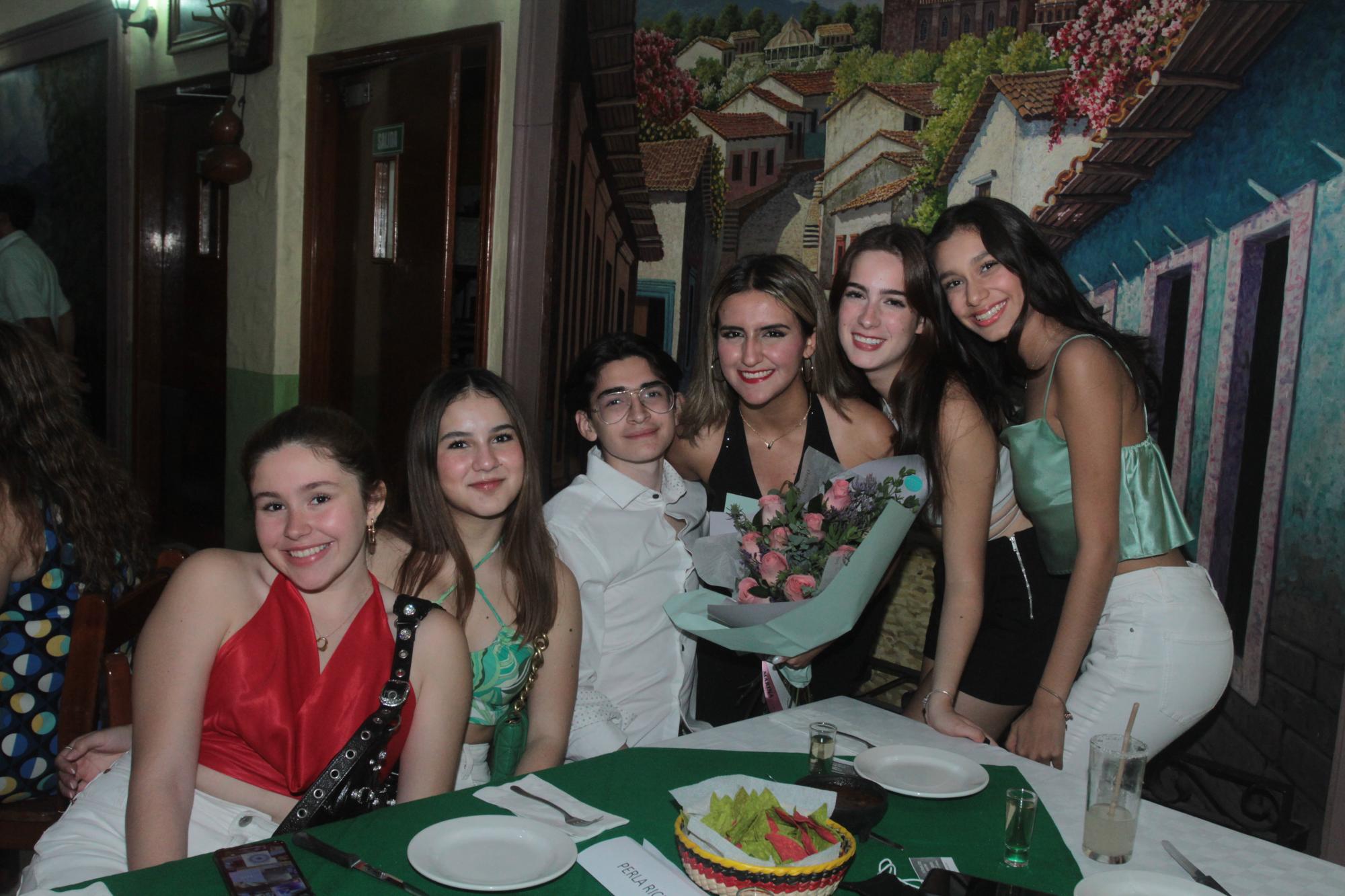 $!Regina Benítez, Laura Santana, Sergio Gaxiola, Andrea Rice, Majo Bañuelos y Kyra Noriega.