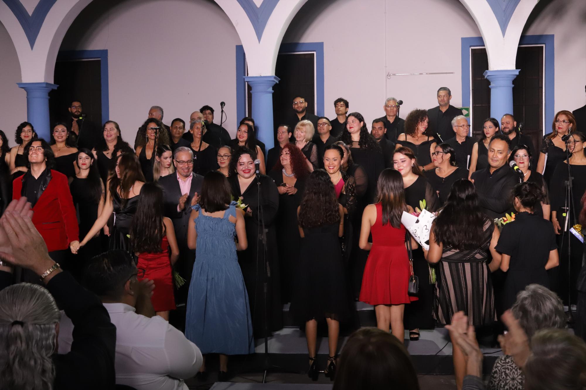 $!Las pequeñas que asisten en el albergue les regalaron flores a los solistas que participaron en la velada.