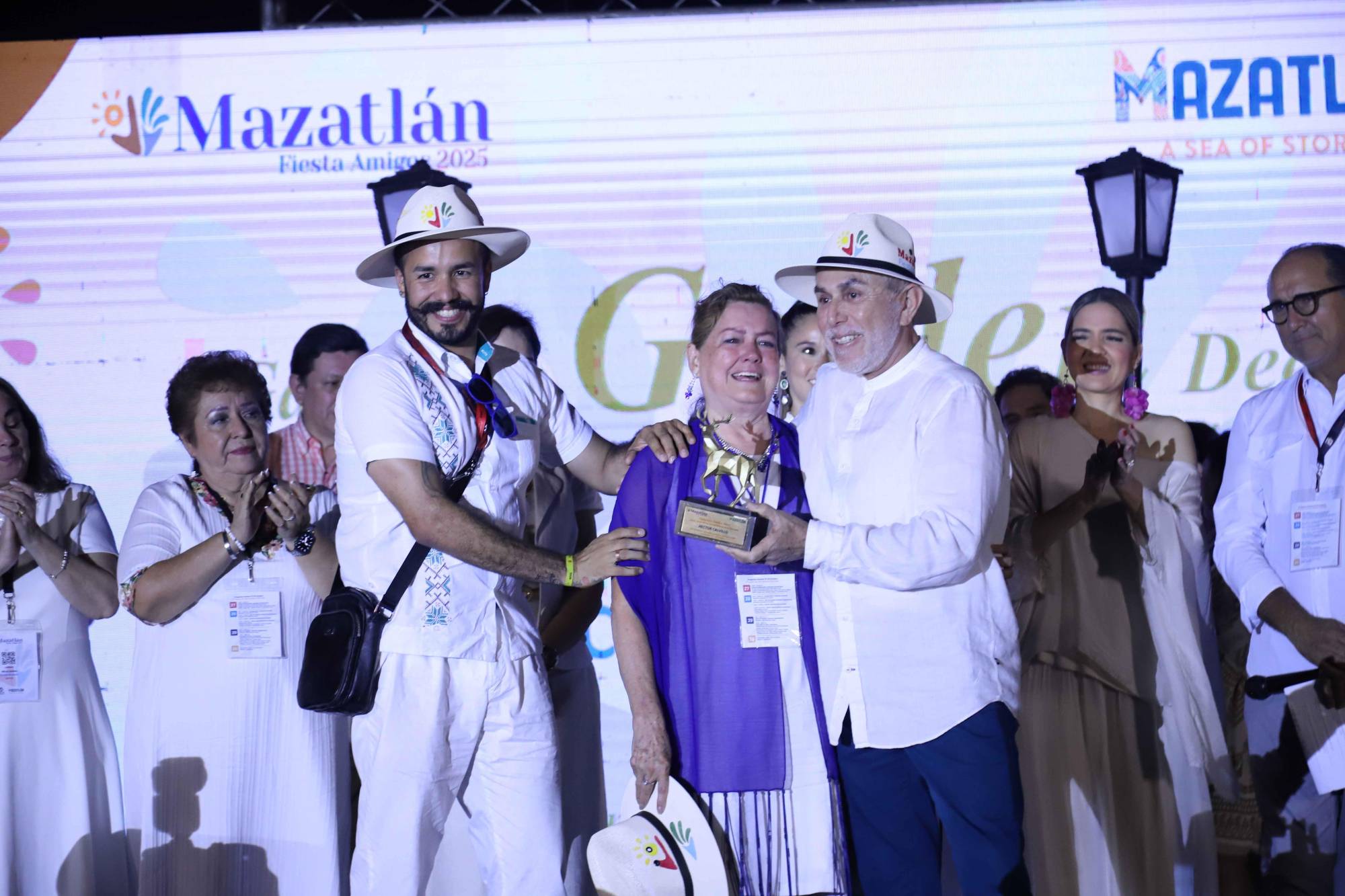 $!La esposa de Héctor Galvillo, Livier Nuño y José Camarena, recibieron el reconocimiento póstumo de manos de José Gámez.