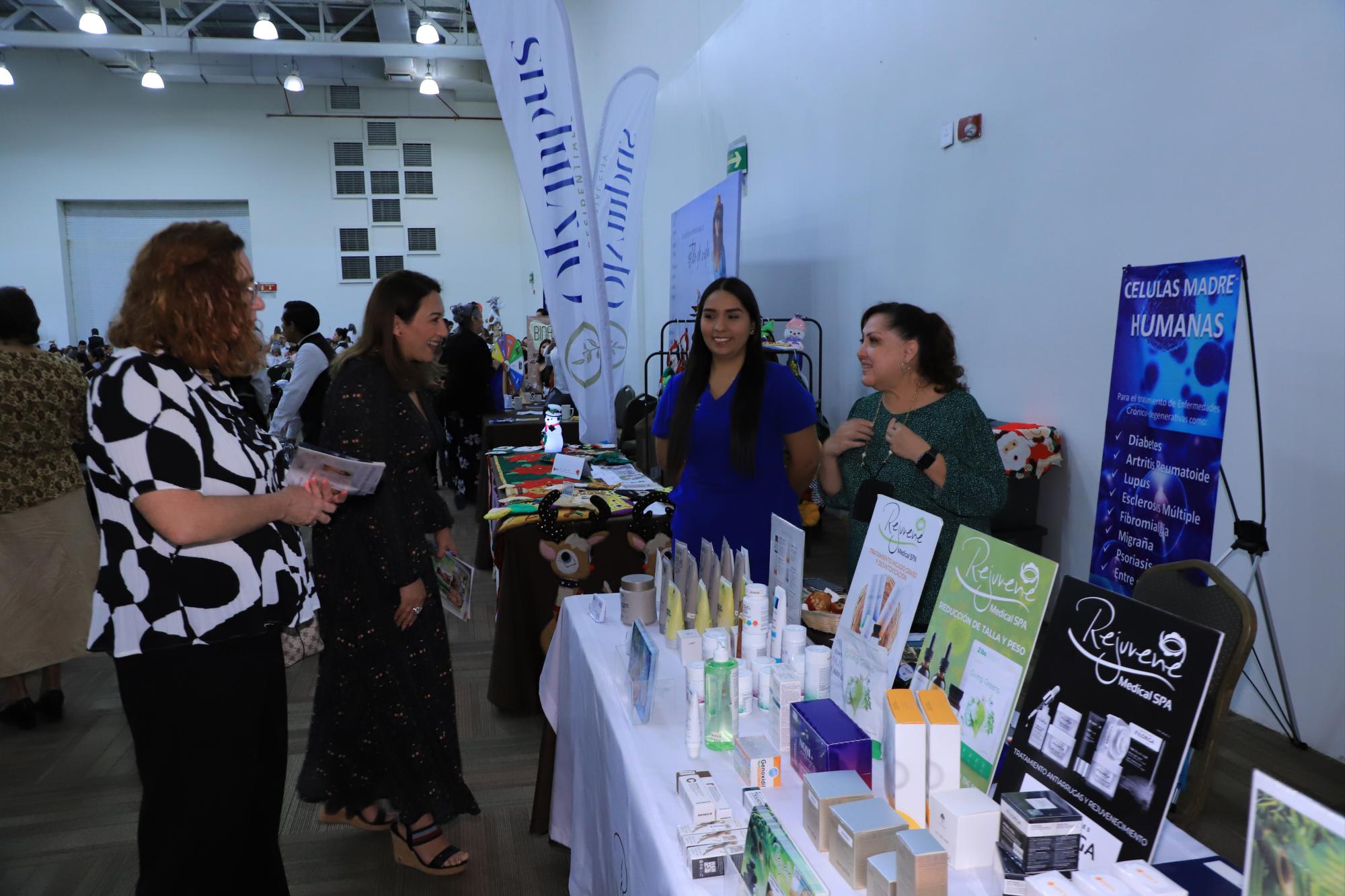 $!Las asistentes tuvieron la oportunidad de adquirir algunos productos con el bazar que se instaló.