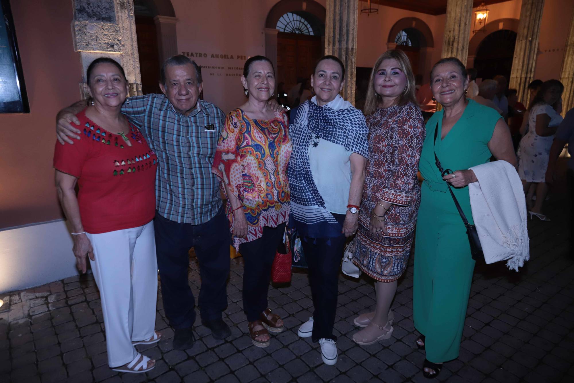 $!Ana Lizárraga, Víctor Osuna, Leonor Lizárraga, Chuyita Lizárraga, Olimpica Gutiérrez y Clarita Lizárraga.