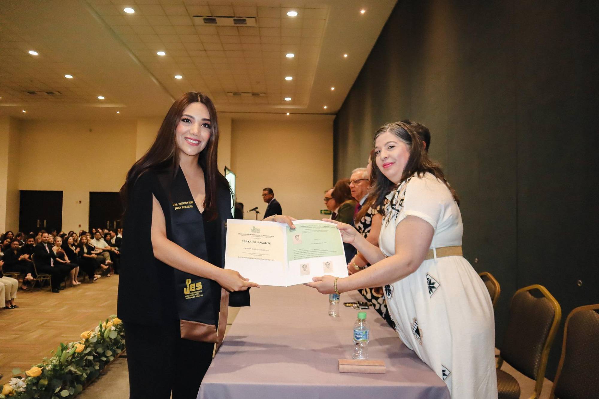 $!Paulina Rubí Joya Becerra feliz con sus documentos.