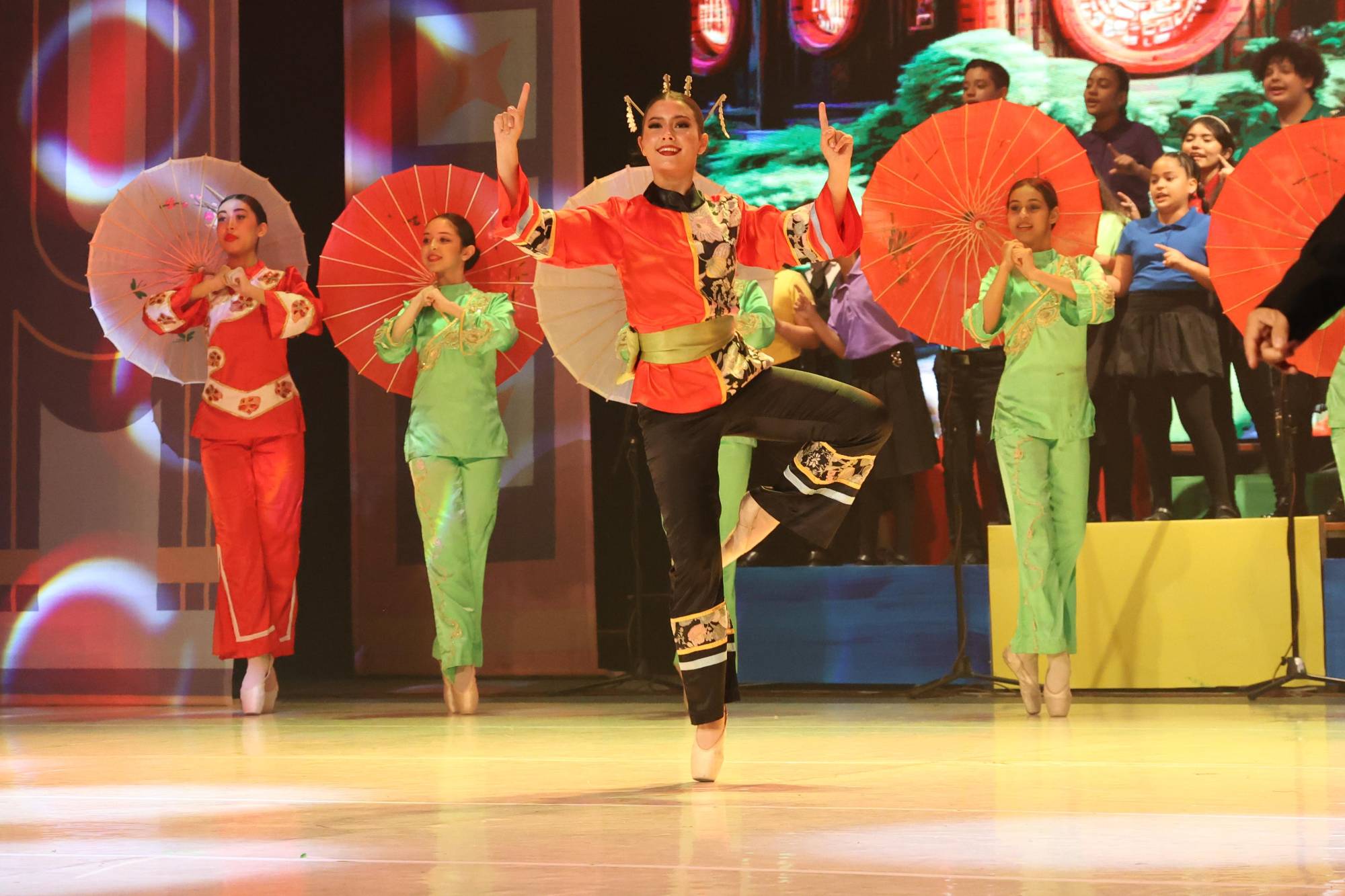 $!Niñas y niños conquistaron al público con su talento y carisma sobre el escenario.
