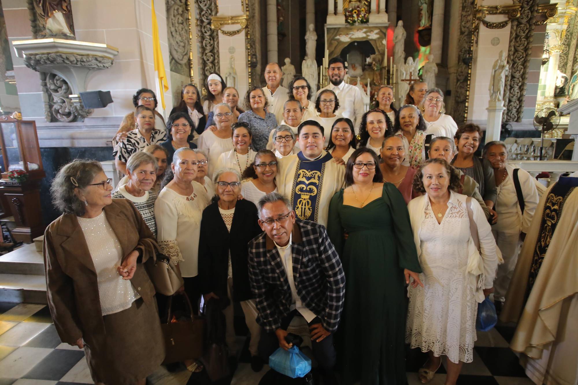 $!El nuevo sacerdote Juan Pablo Santos, entre su párroco Vicente Alberto Alarcón, e integrantes de la Comunidad de Agua Verde, El Rosario.