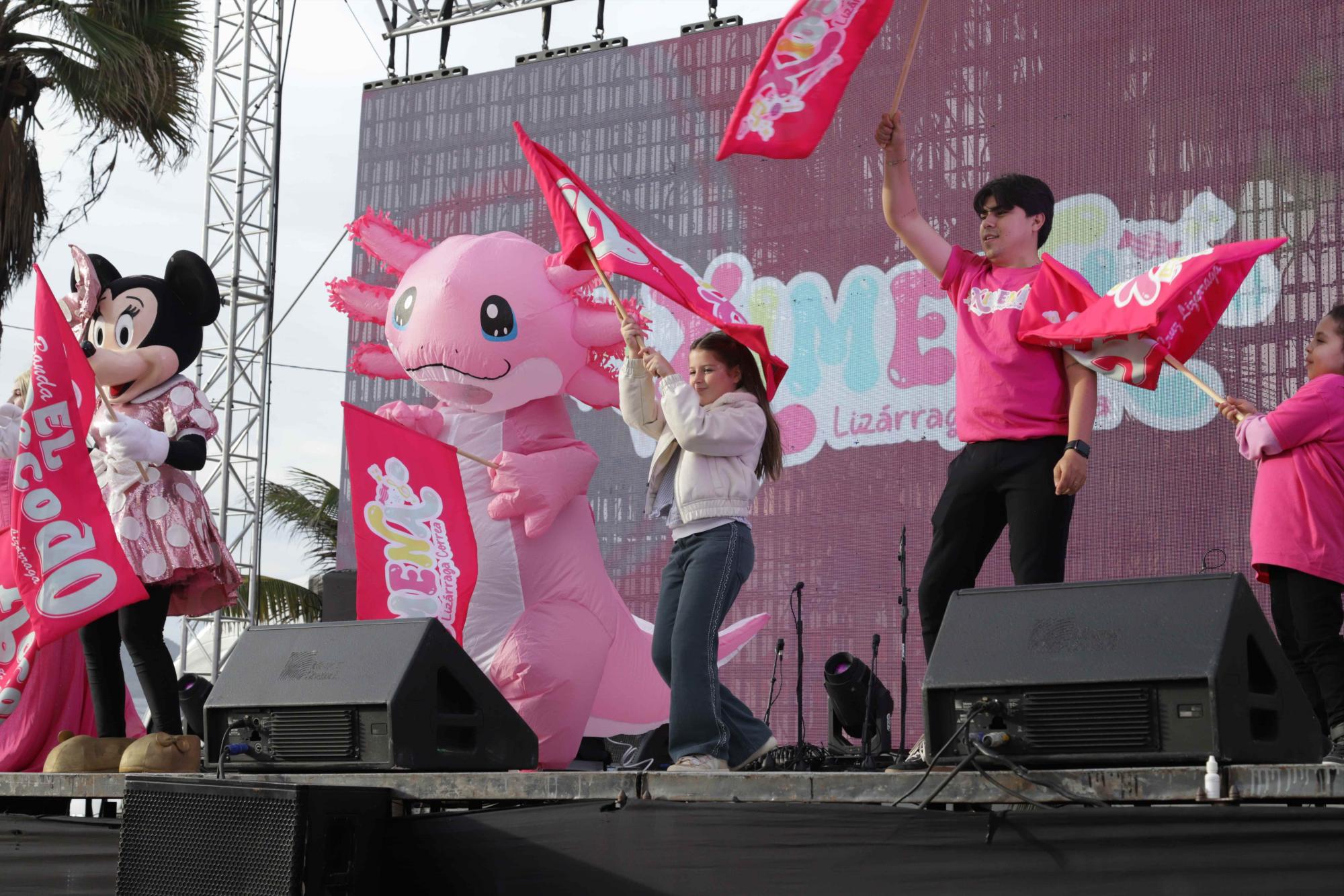 $!María Paula Velarde, actual Reina Infantil del Carnaval 2024, estuvo sobre el escenario apoyando a Ximena.