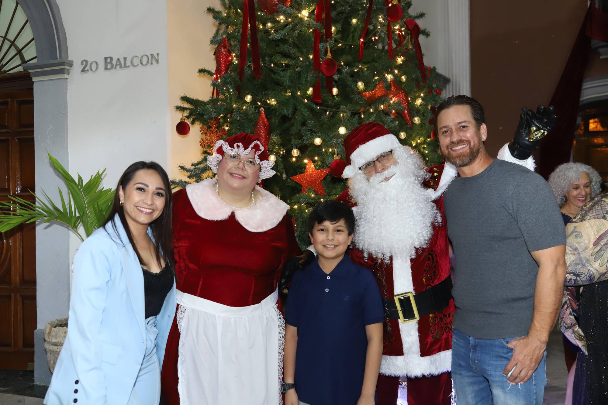 $!Tatiana López, Matías Lizárraga y José Luis Astorga con Santa Clos y la Señora Clos.