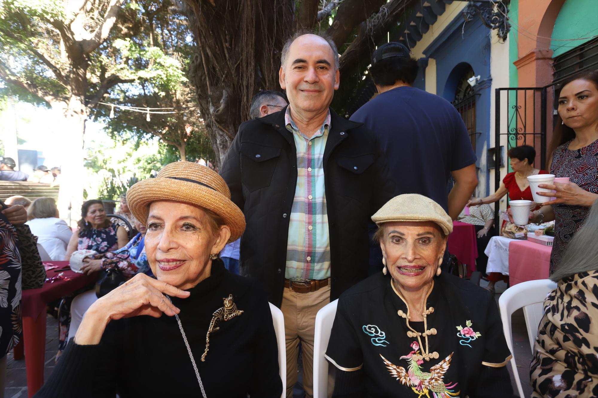 $!Rogelio Loaiza entre Lola y Delia León.