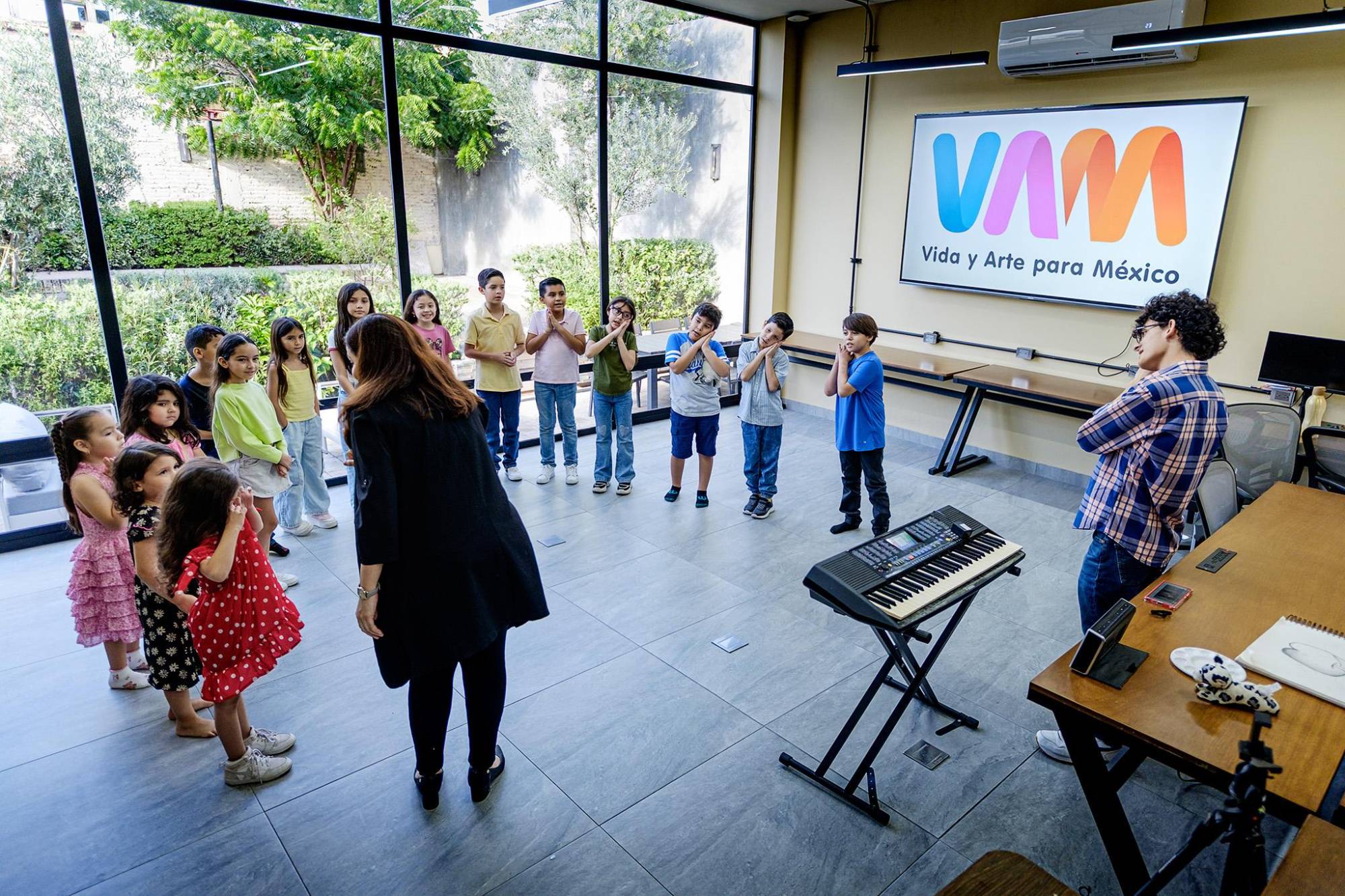 $!Vida y Arte para México comenzó su labor creando coros en la primaria Sócrates.