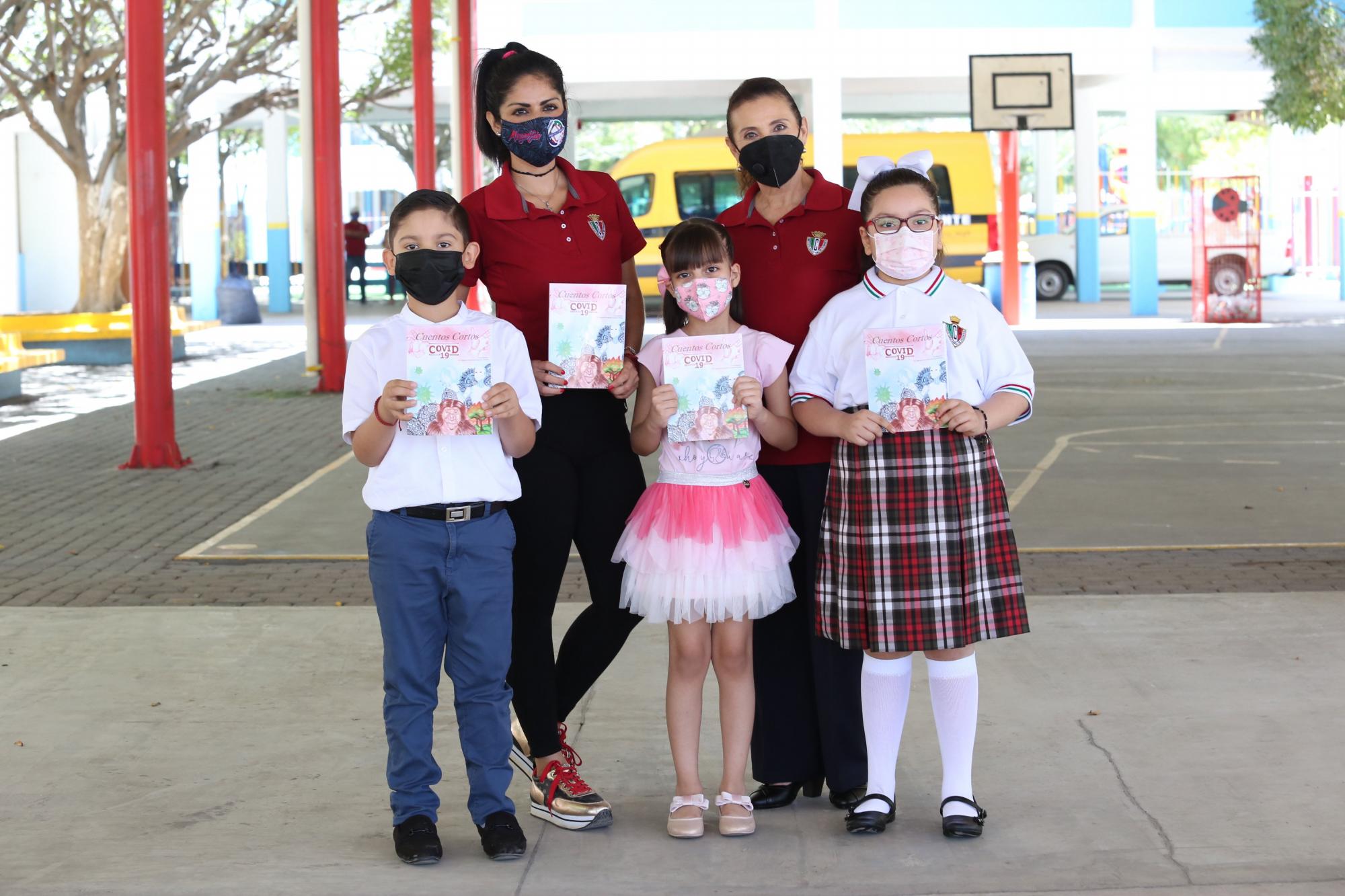 $!La profesora María Fernanda López Valencia y la directora de primaria, Silvina Venegas Arreola, con los ganadores, Íker Paúl Tirado Tirado, Ivanna Alessandra Barbosa Durán y Emily Janne Zaragoza Herrera.