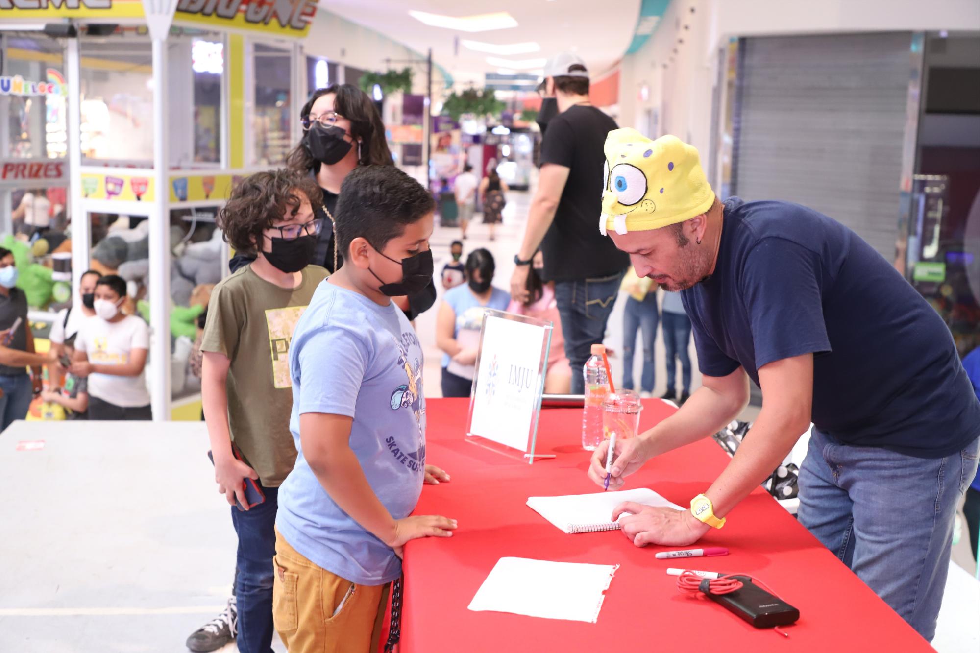 $!El venezolano realizó una firma de autógrafos.