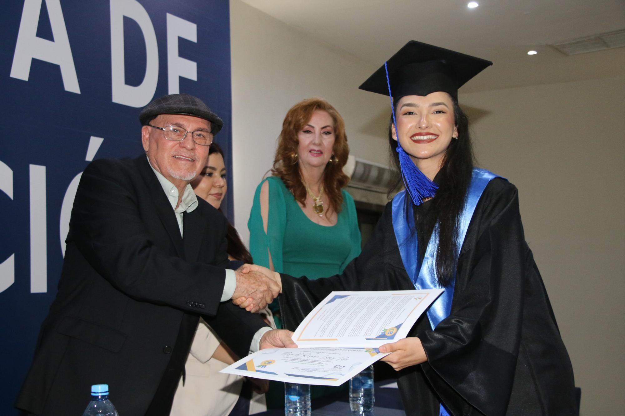 $!Elisa del Rosario López Félix recibiendo su diploma de egresada de la maestría en Inteligencia Emocional.