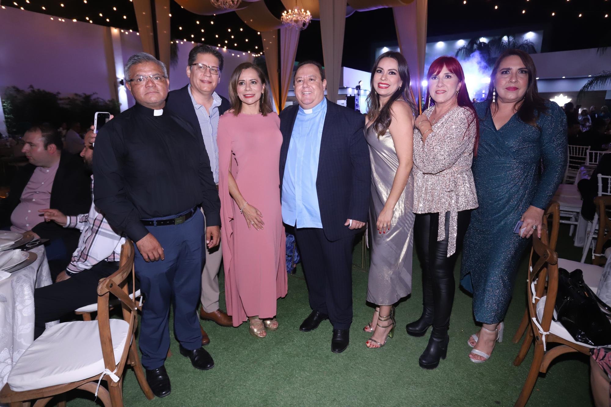 $!El Padre Jaime Aguilar, Luis Basualdo, Judith Barajas, Padre Heriberto, Wendy Barajas, Laura y Karla Gavica