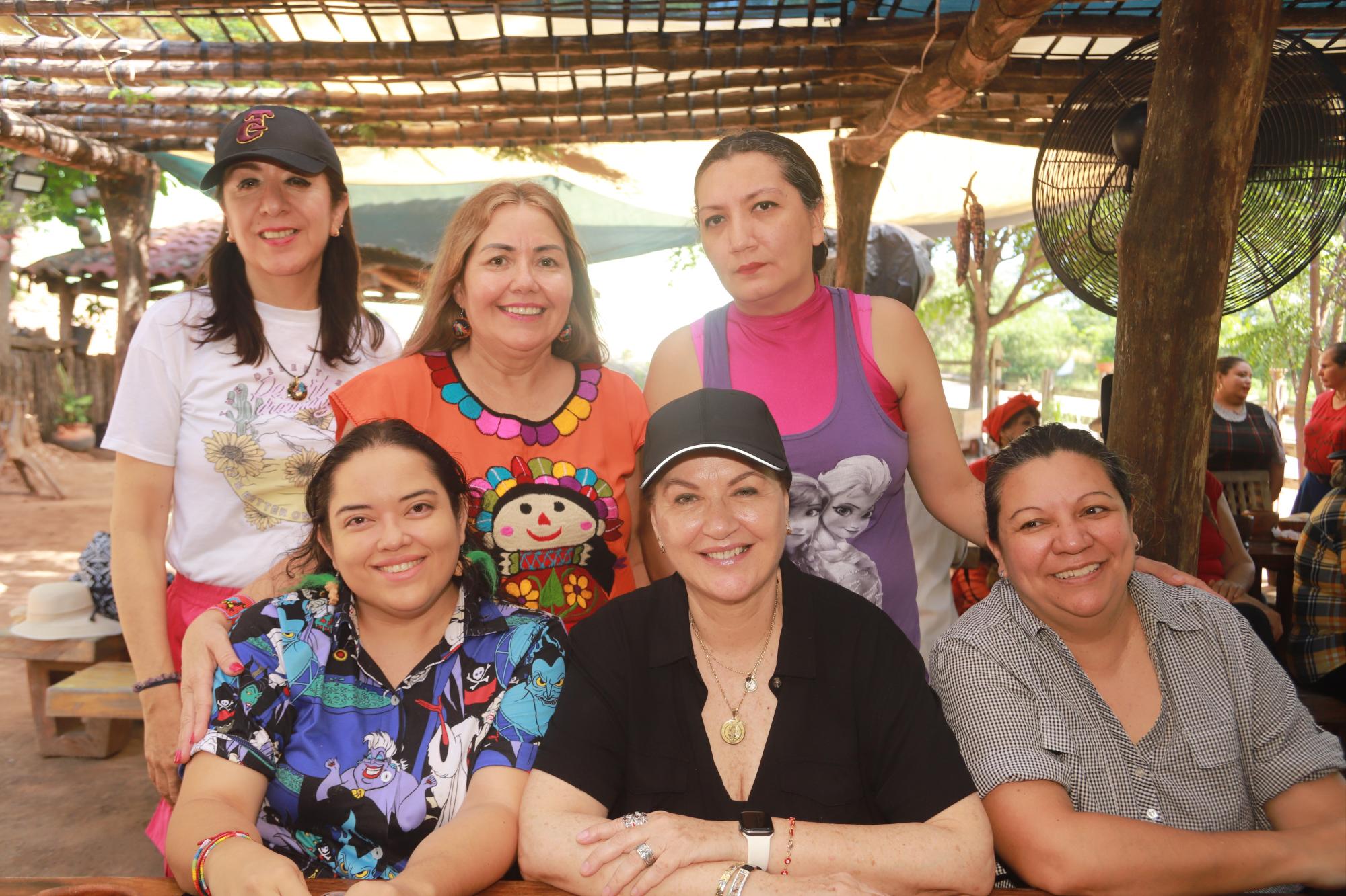 $!Raquel Cota, Aracely Tirado y Elena Méndez. Sentadas, Elia Estolano, Nicol Terrán y Claudia Islas.