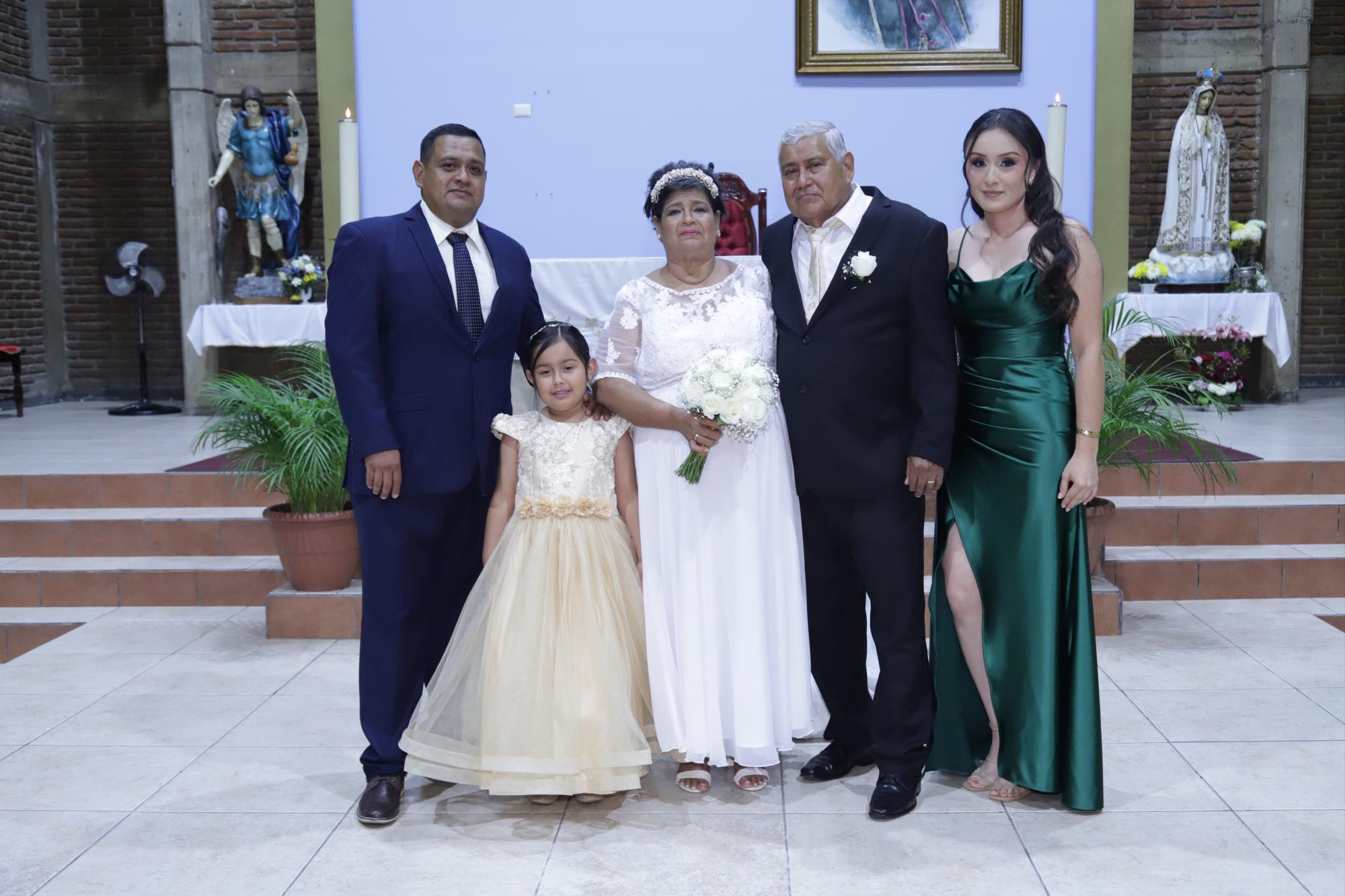 $!Martha Ofelia y Felipe junto a su hijo Sergio; su nieta, Camila y su nuera, Johanna Zúñiga.