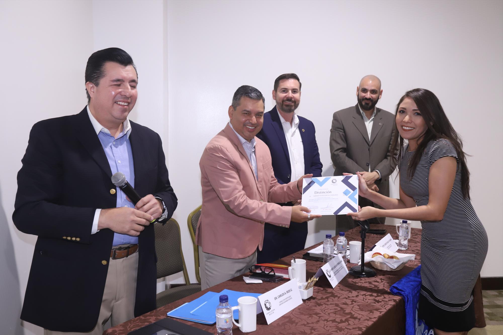 $!René Ulises Gutiérrez entrega el reconocimiento a Sarahí Placencia.