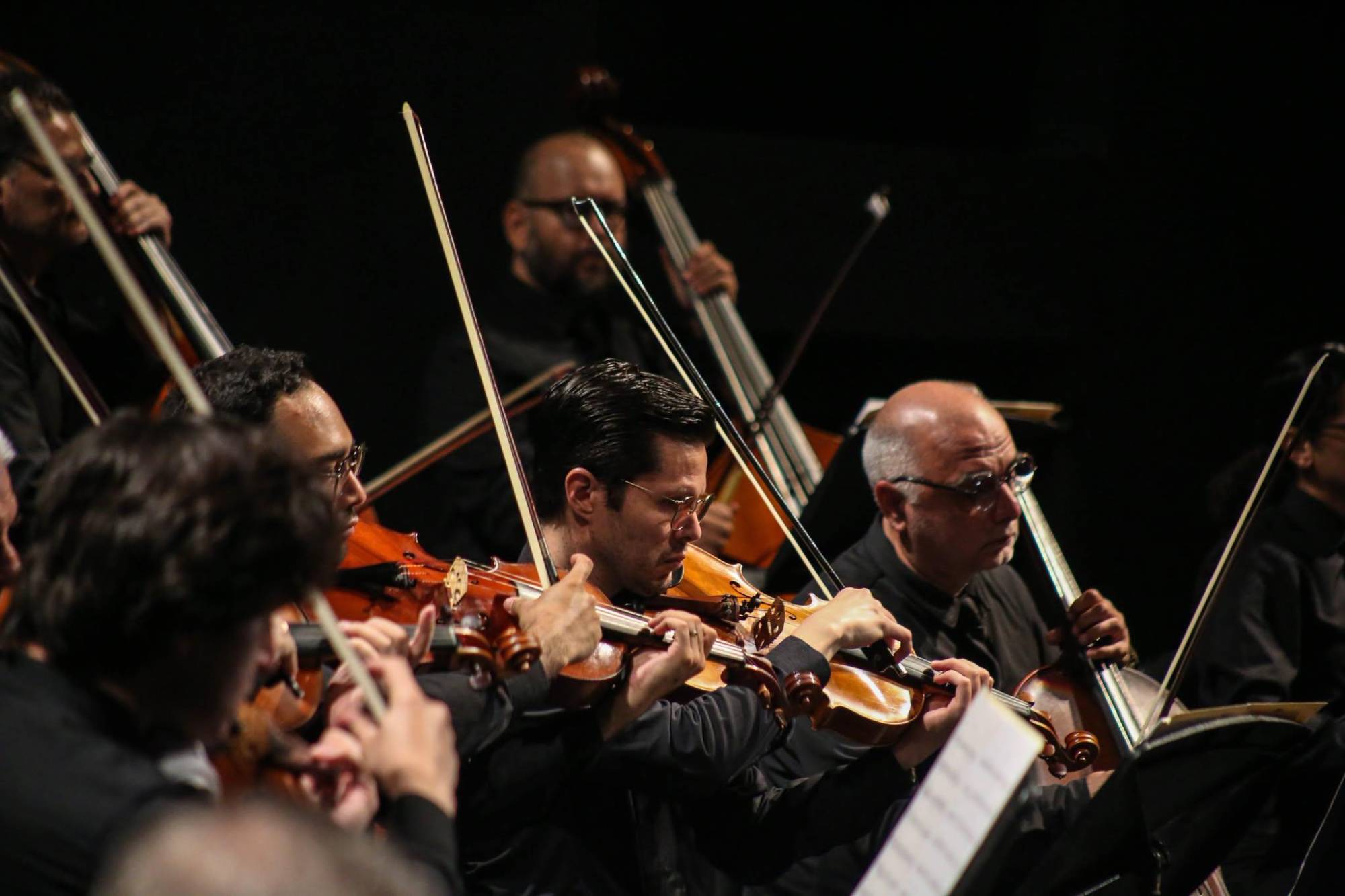 $!Las distintas secciones de la orquesta mantuvieron cautivo al público durante el concierto.
