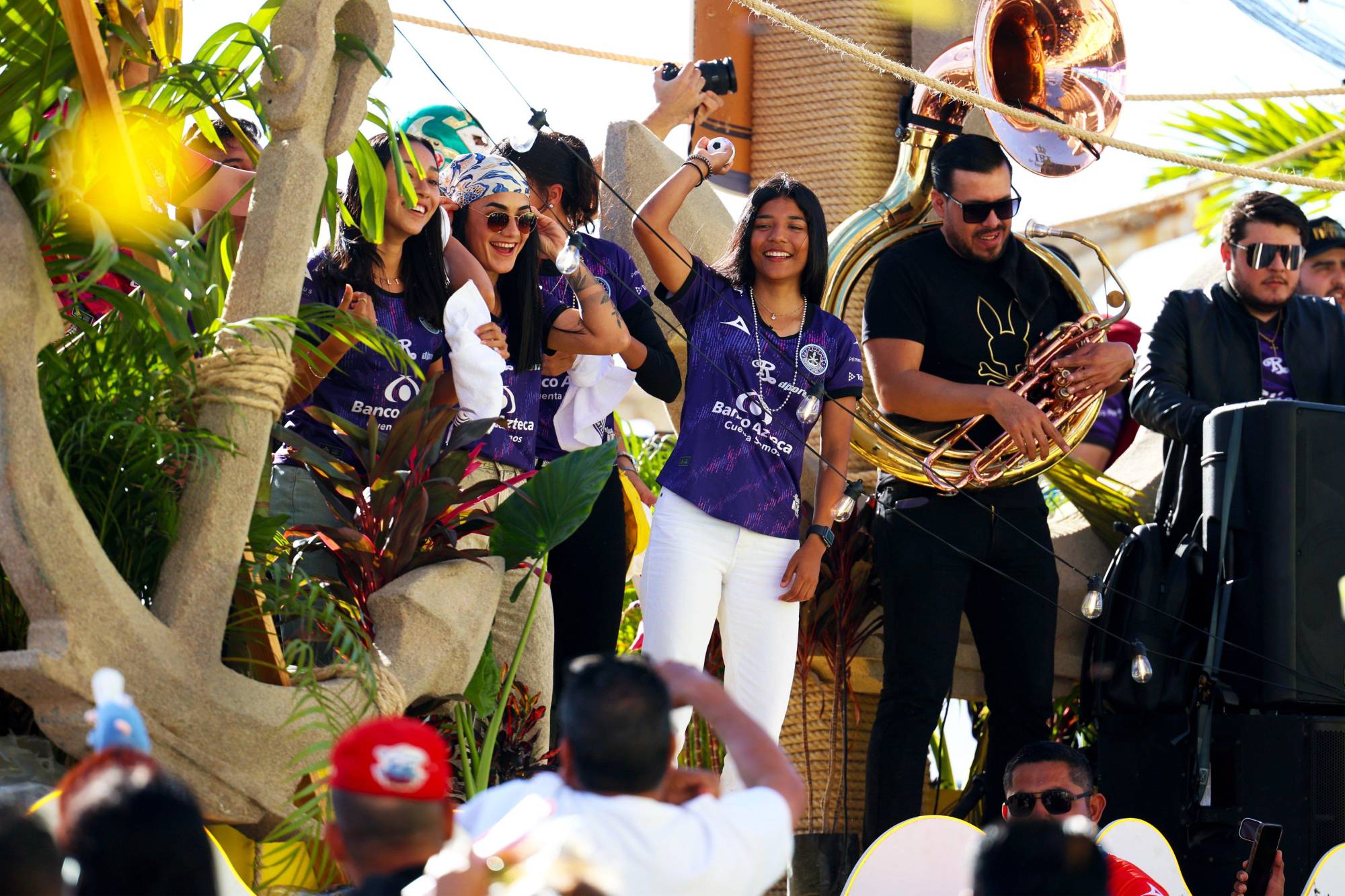 $!Cañoneras participan en el segundo desfile del Carnaval de Mazatlán