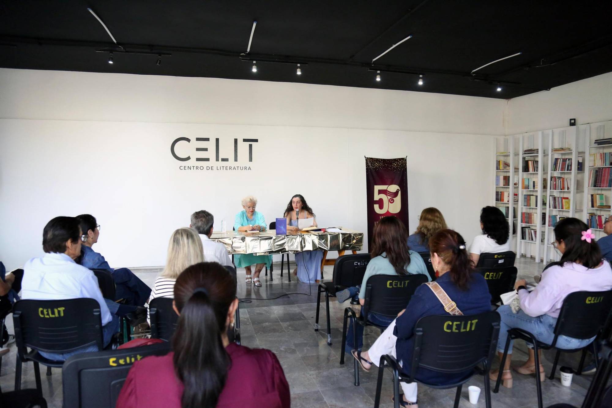 $!La mazatleca unió su celebración a la del Isic.