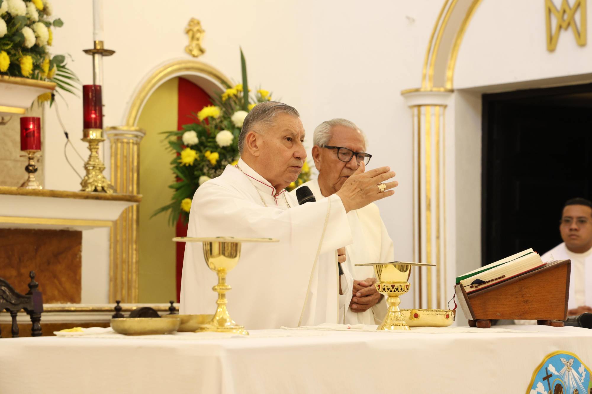 $!El Obispo Mario Espinosa Contreras presidió la ceremonia de confirmaciones en la Parroquia de San Juan Bautista de Villa Unión, durante los festejos en honor a San Juan.
