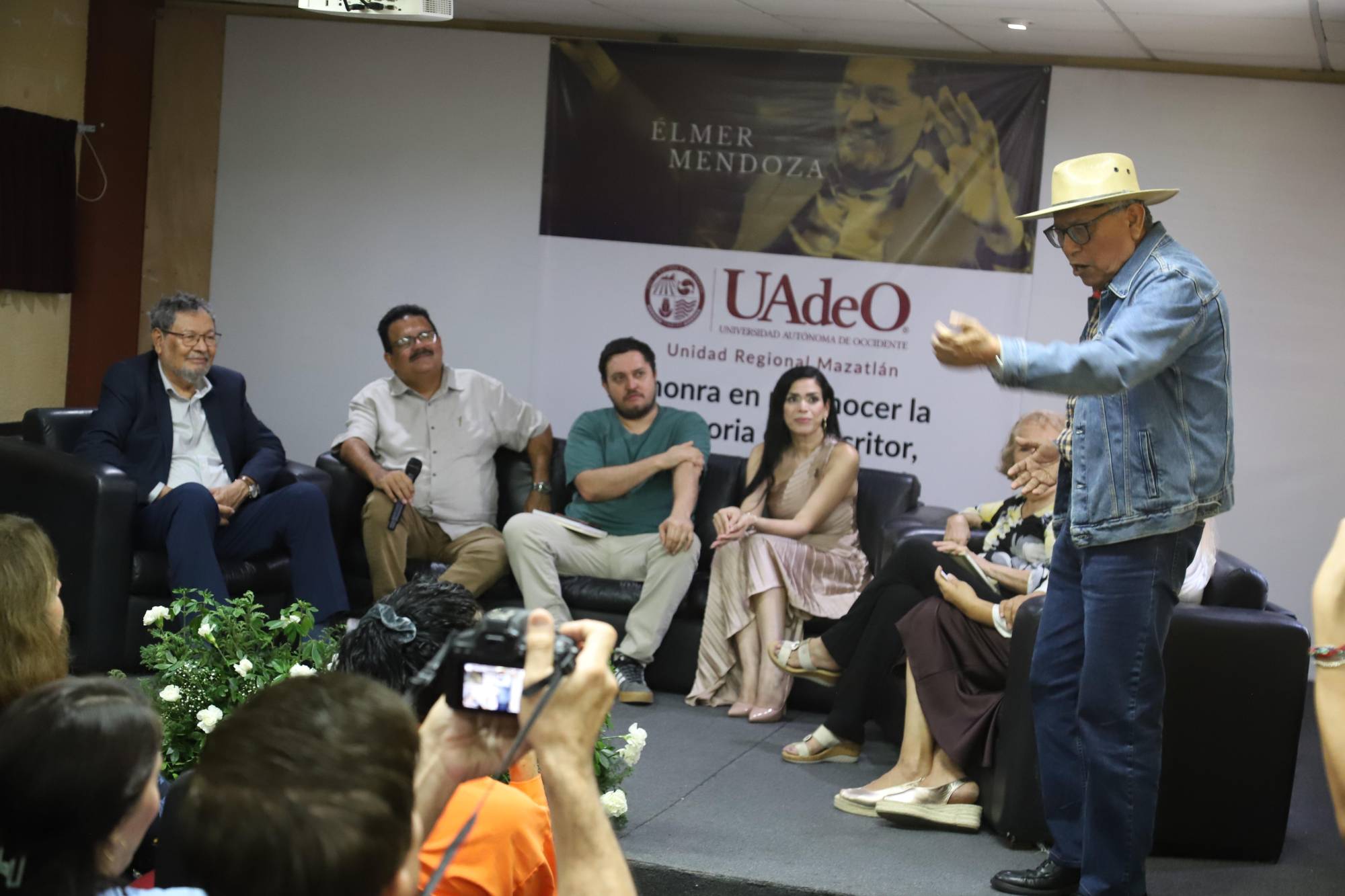 $!Manuel Rochín representó un pasaje de una de las obras de Elmer Mendoza.