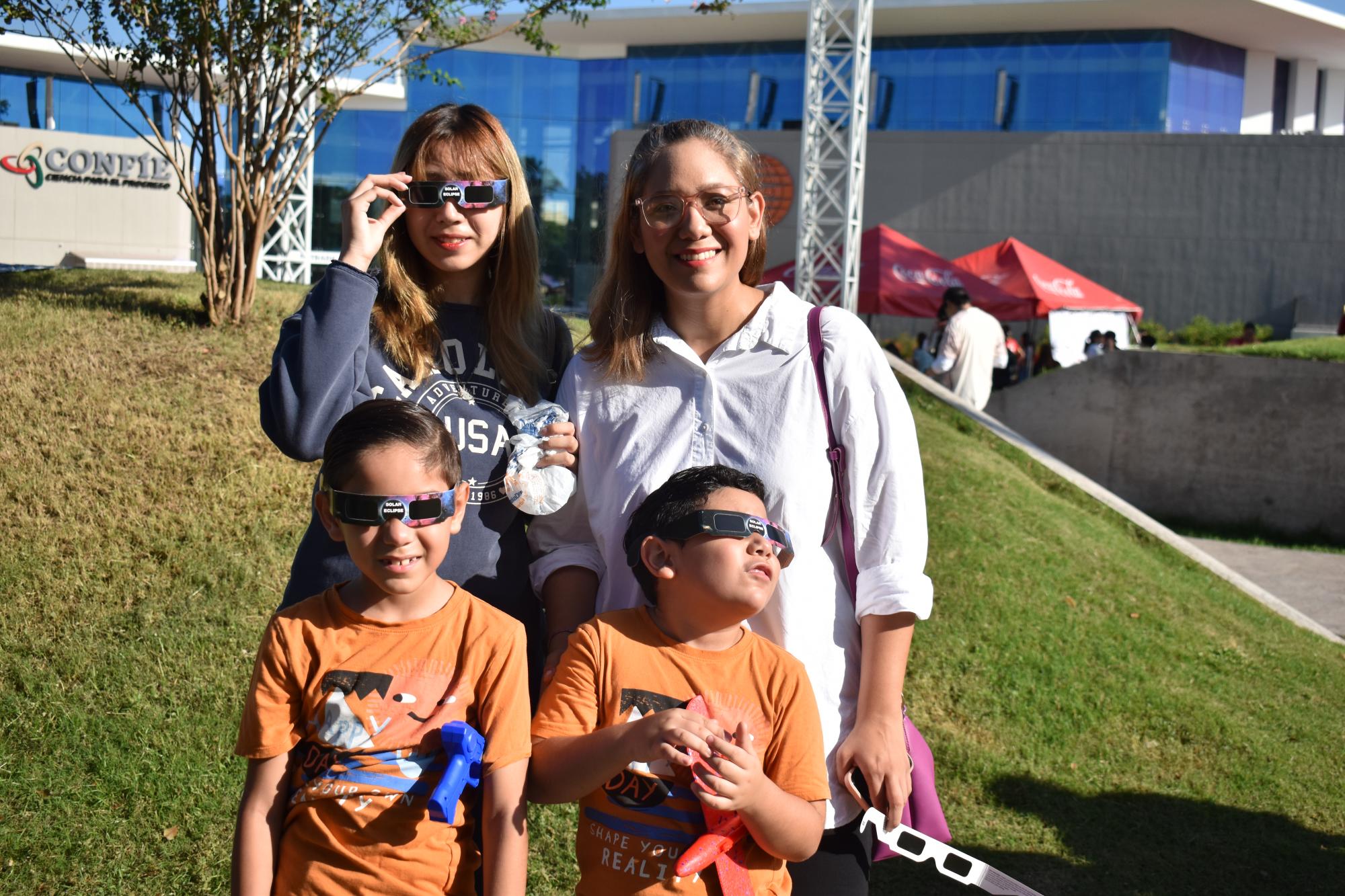 $!Isabel Alejandra y Karen Espinoza, con los pequeños Santiago y Luis Óscar López.