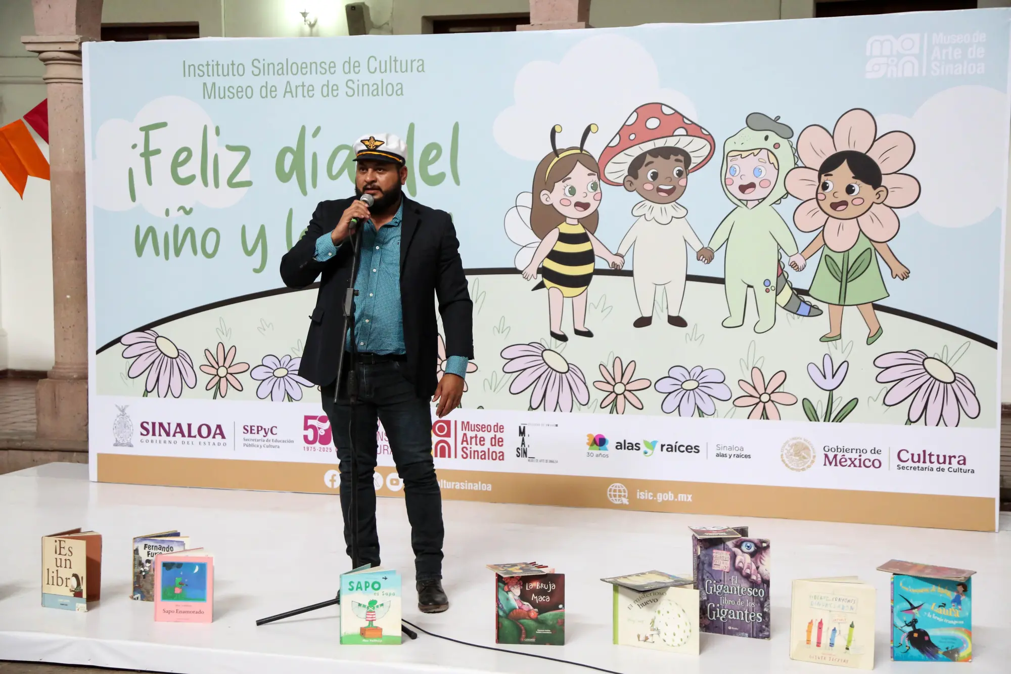 $!El cuentacuentos Juan Carlos Núñez compartió algunas historias con los niños.